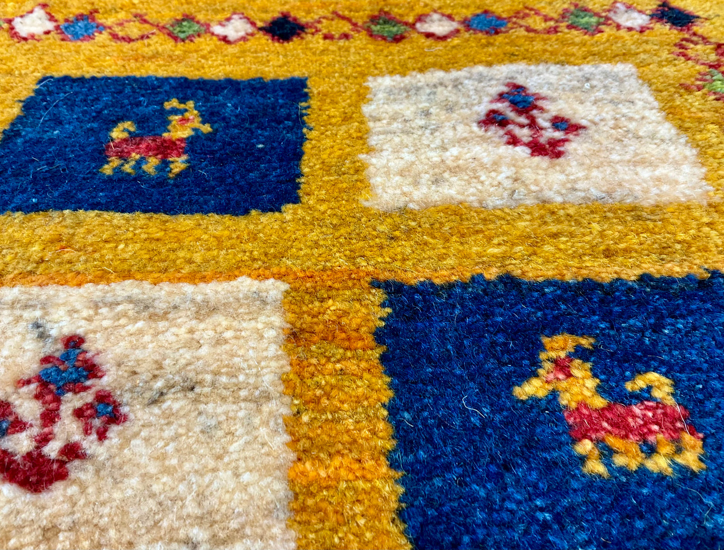 ギャッベ 43cm x 42cm T4148