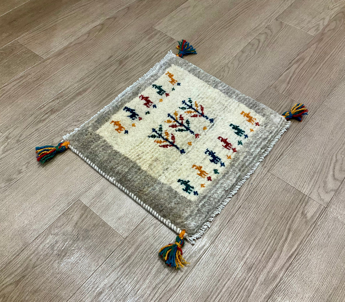 【福岡店】ギャッベ 44cm x 41cm Z3665