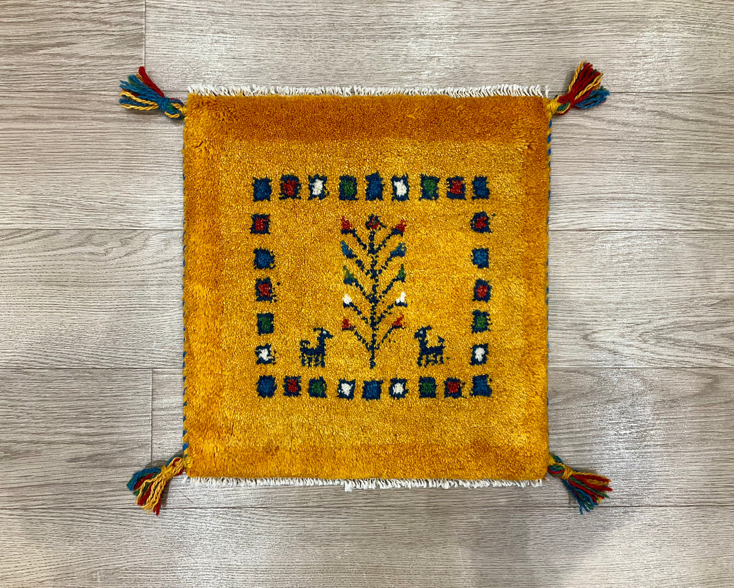 ギャッベ 40cm x 42cm Z2047