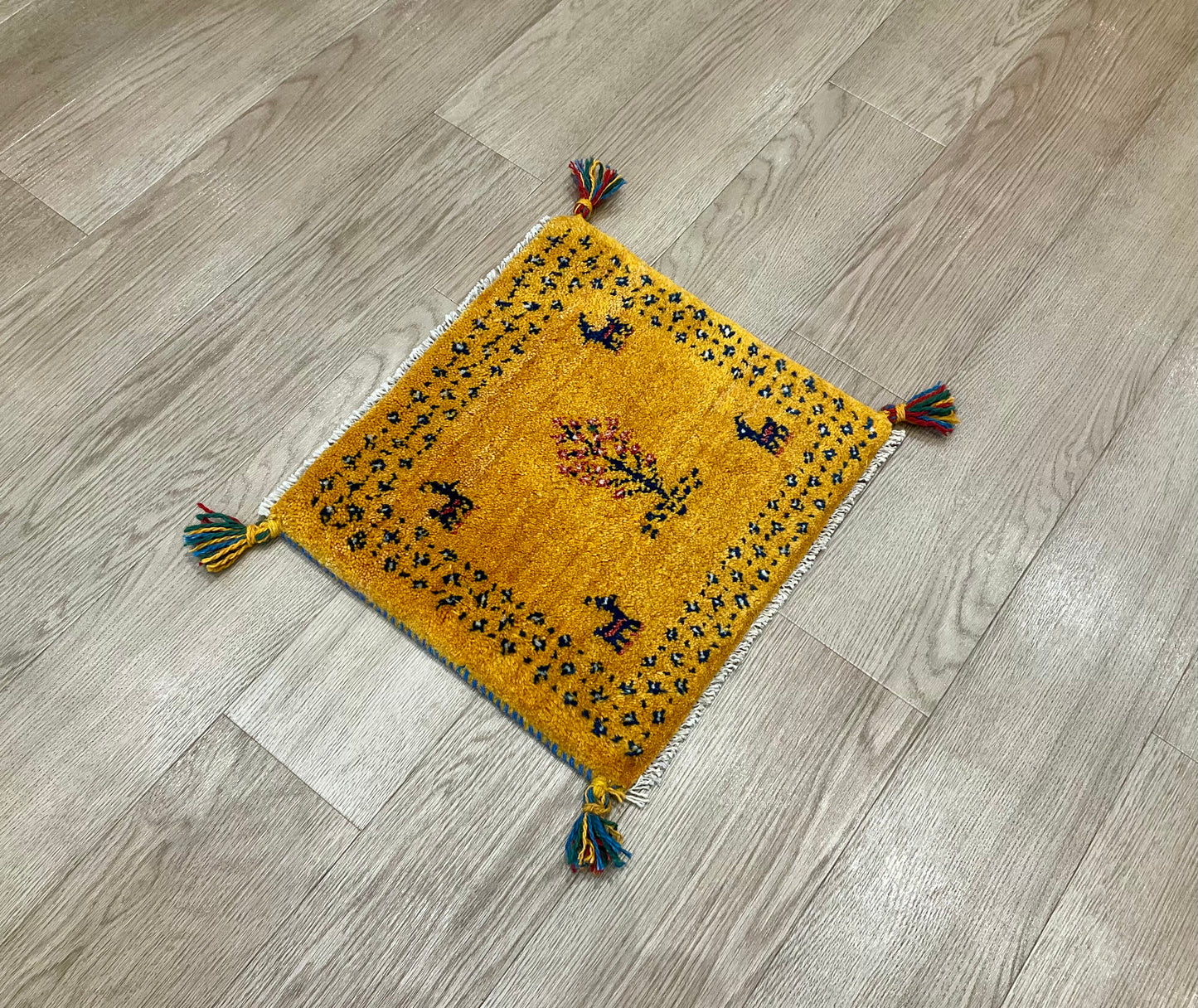 ギャッベ 43cm x 40cm Z1086