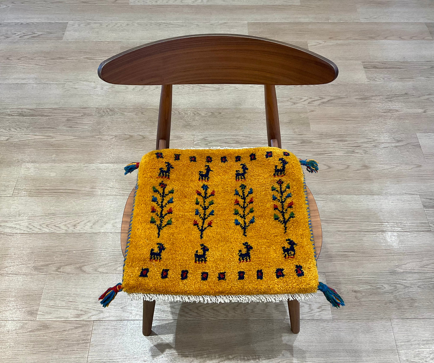 ギャッベ 44cm x 43cm Z703