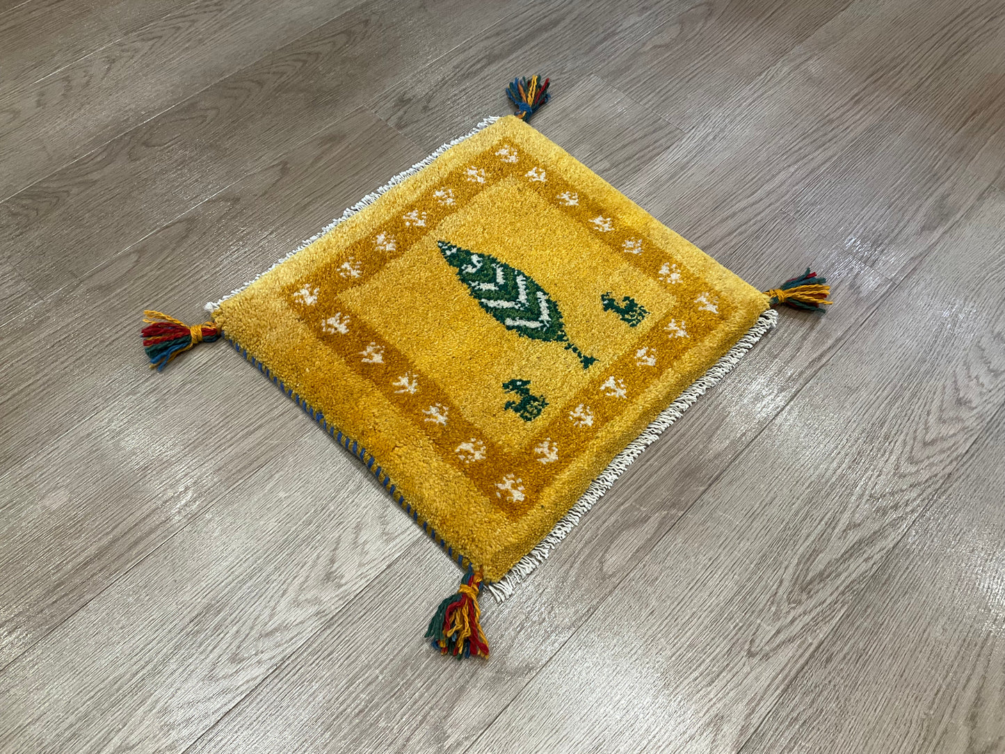 ギャッベ 43cm x 39cm Z712