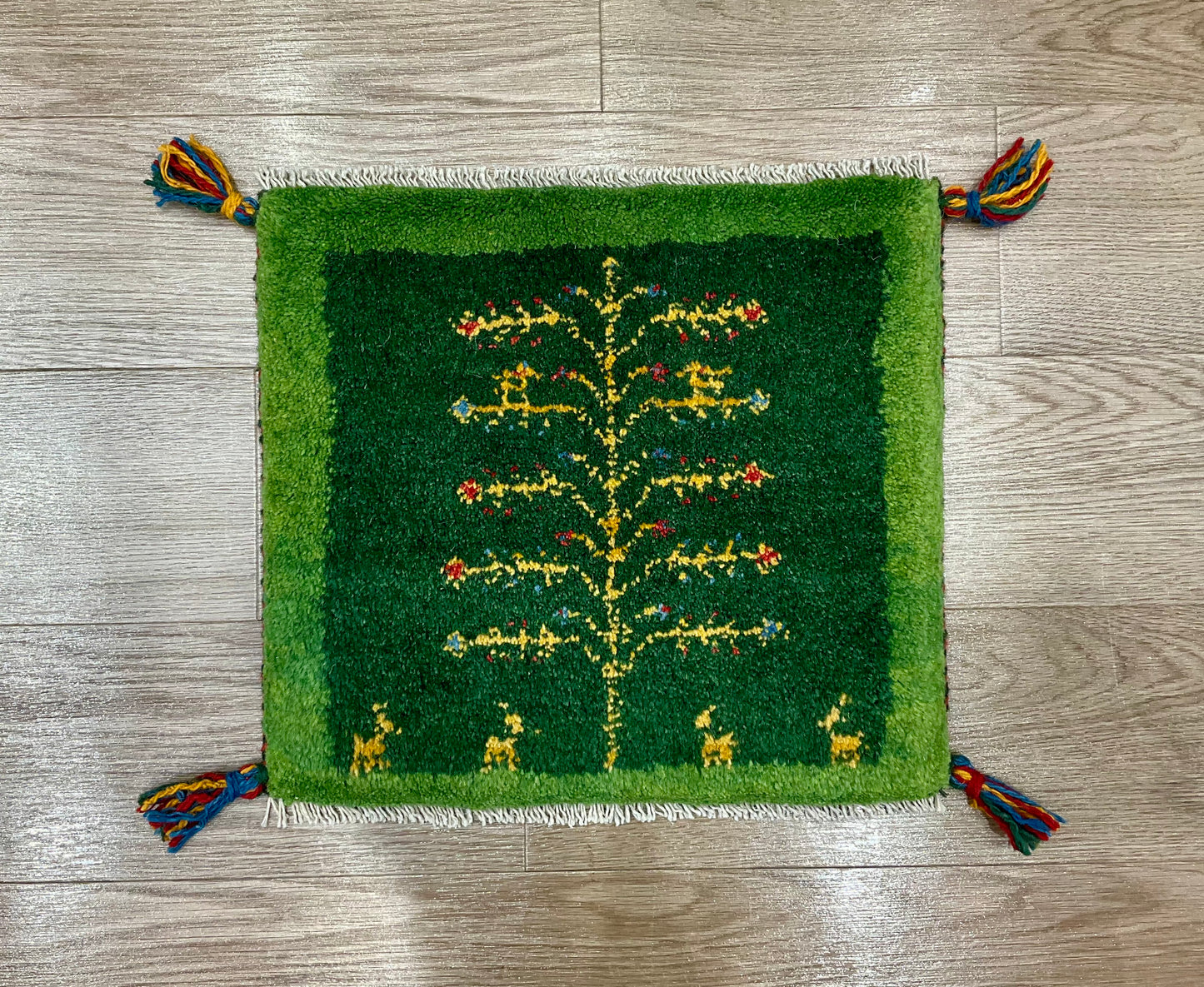 ギャッベ 40cm x 37cm Z921