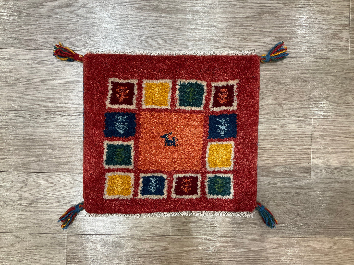 ギャッベ 43cm x 39cm Z596