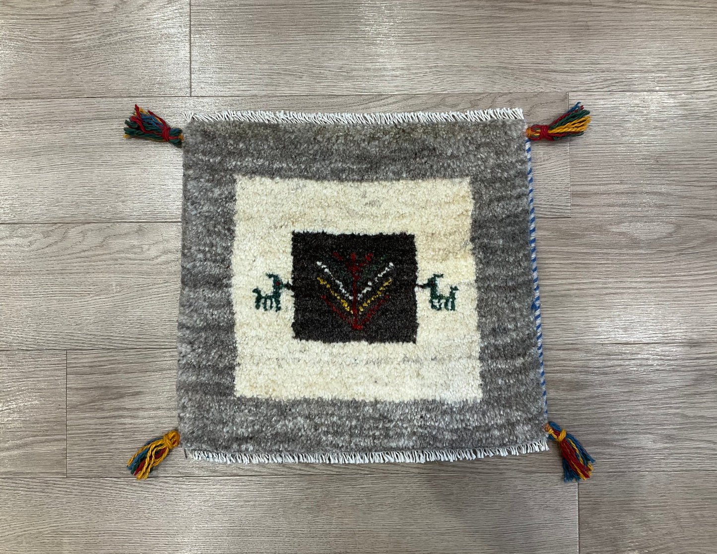 ギャッベ 42cm x 39cm Z1147