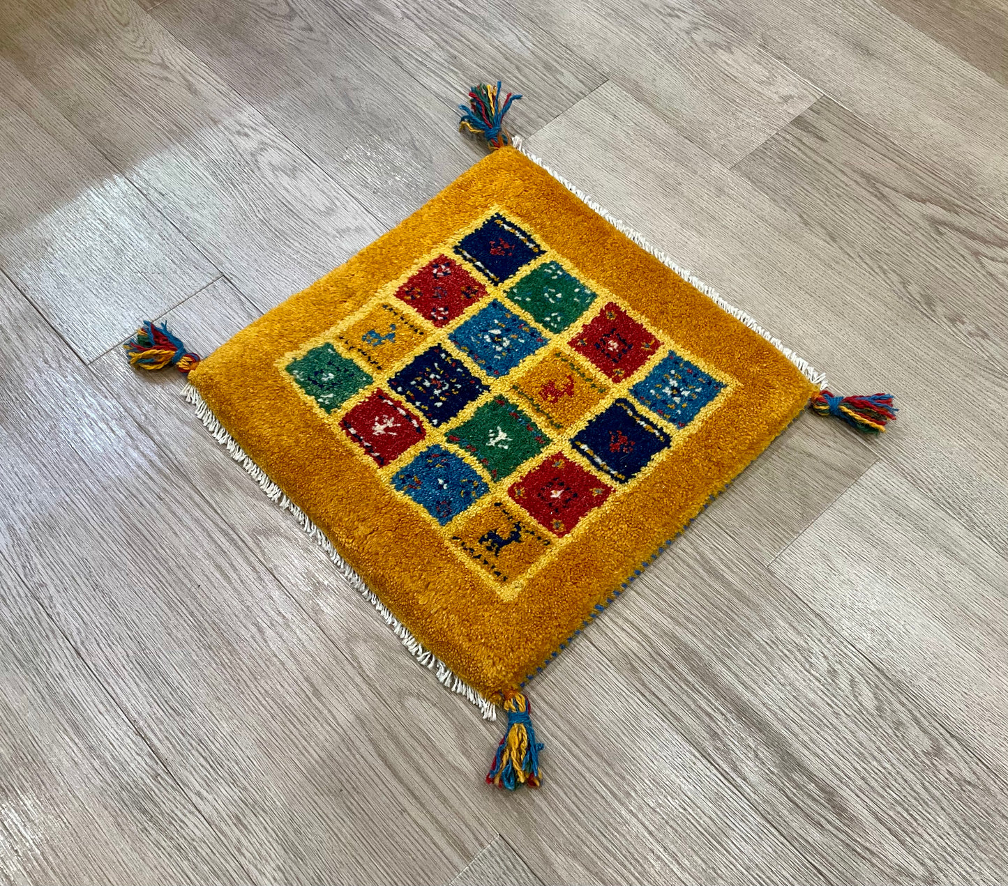 ギャッベ 42cm x 41cm Z1018