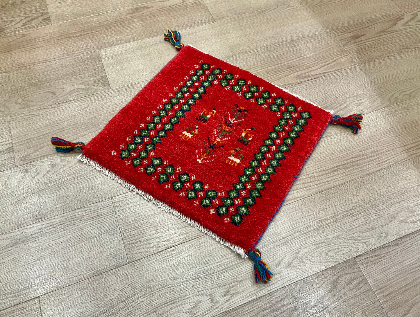 ギャッベ 46cm x 43cm Z2746