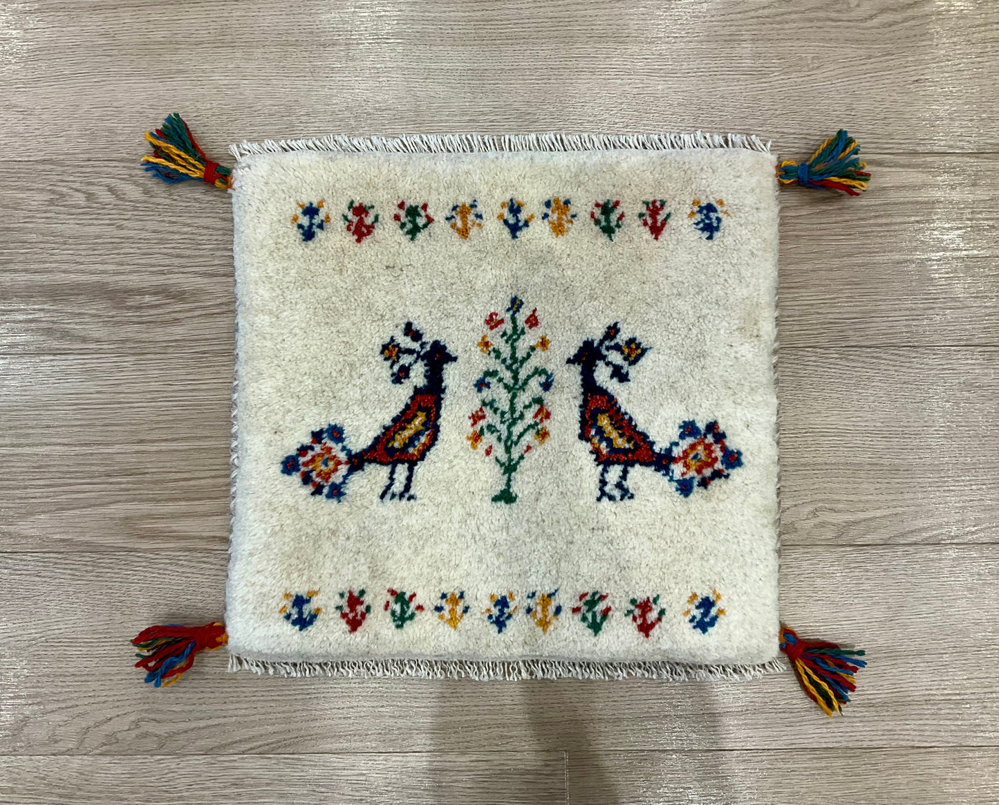 ギャッベ 42cm x 39cm Z1506