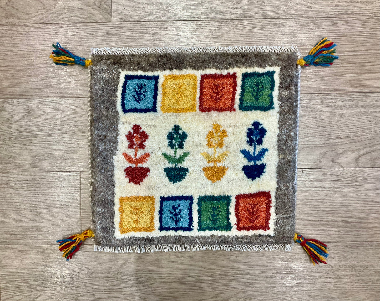 ギャッベ 43cm x 39cm Z96