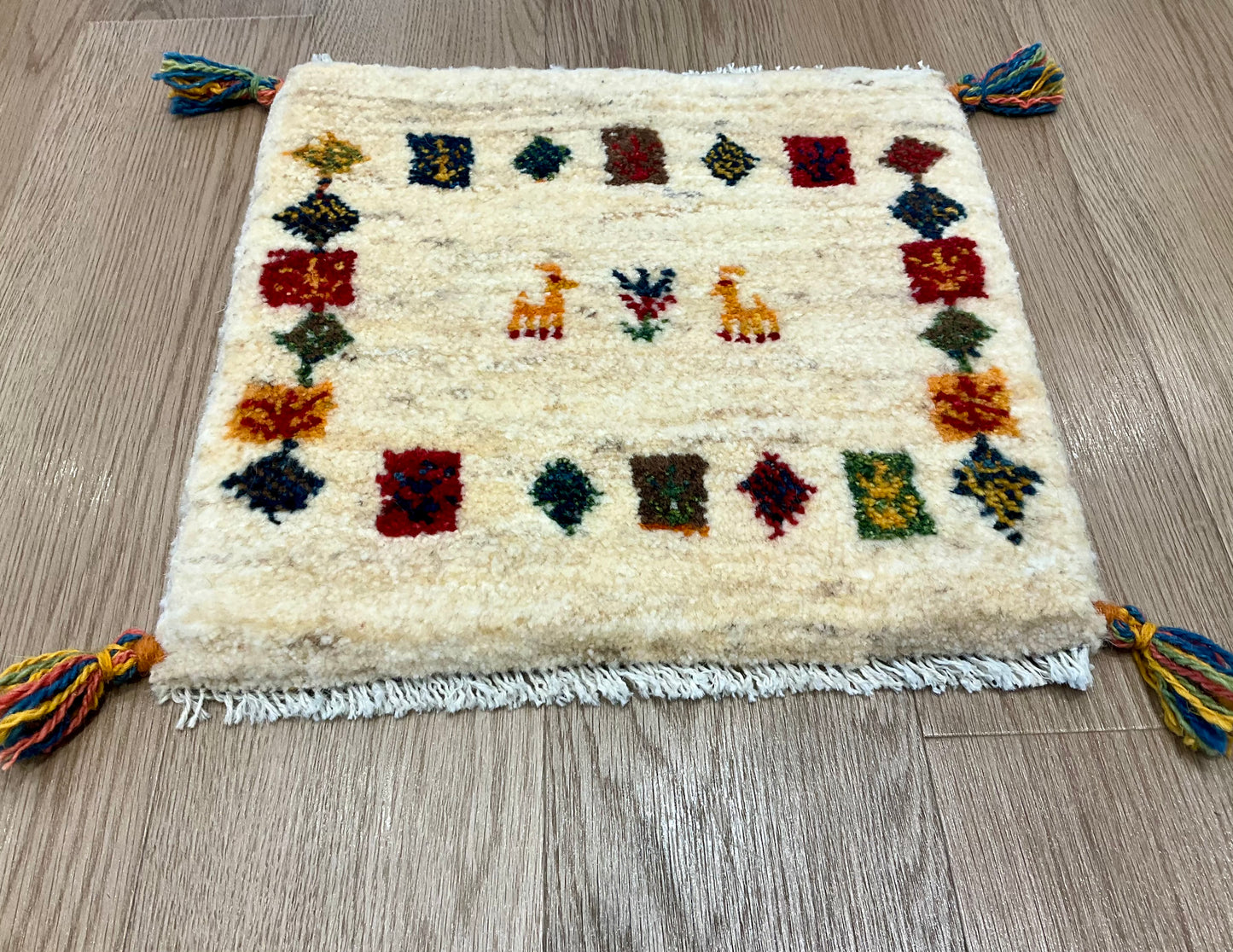 ギャッベ 41cm x 40cm AJ29154