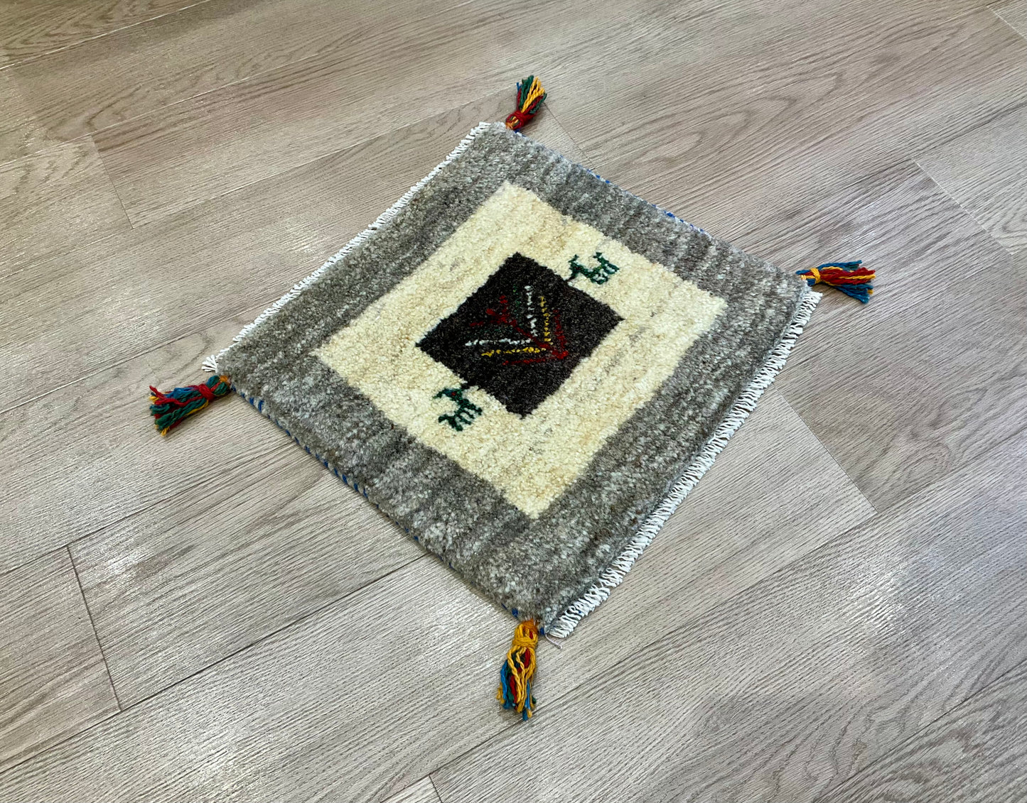 ギャッベ 42cm x 39cm Z1147