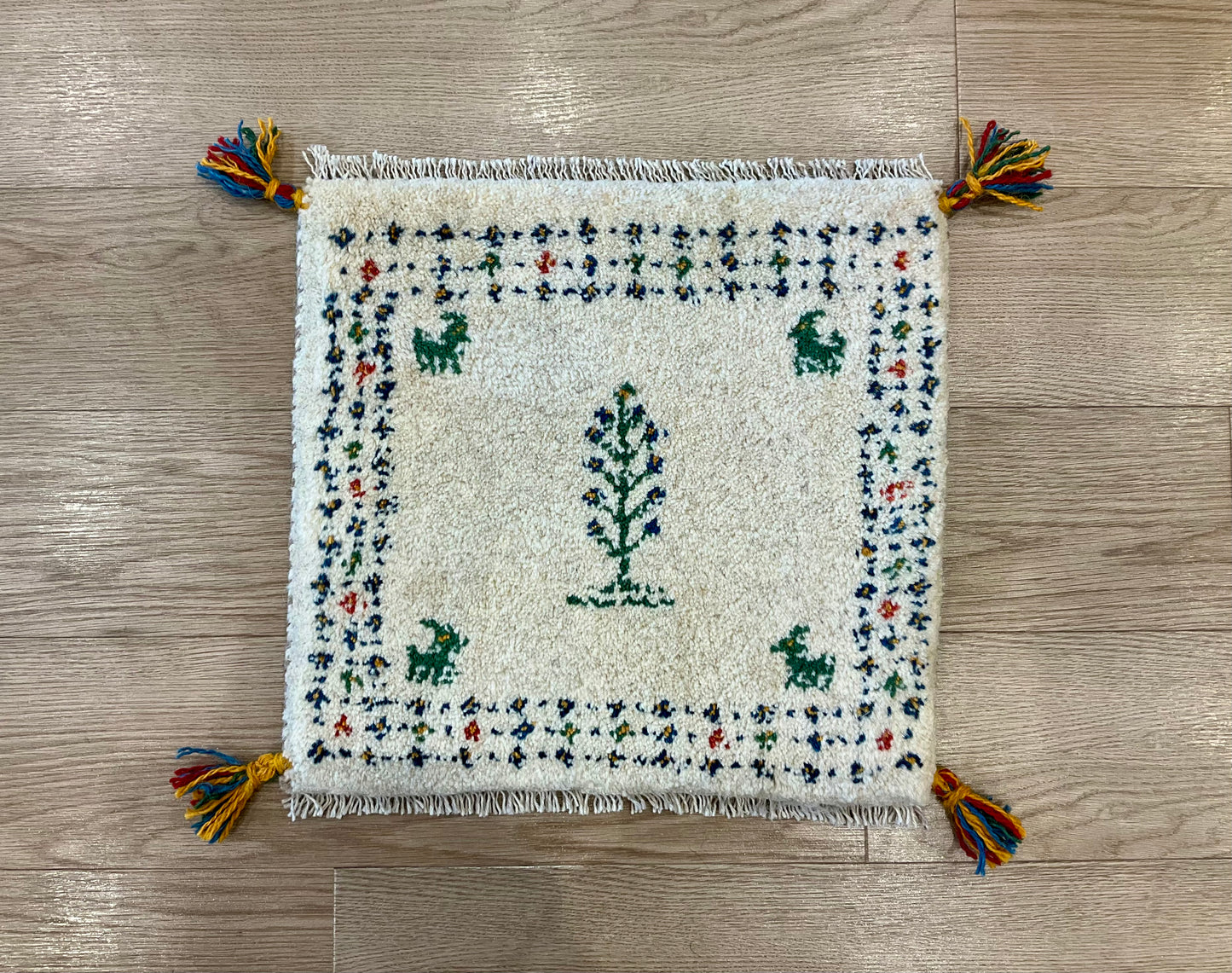 ギャッベ 44cm x 40cm Z1609