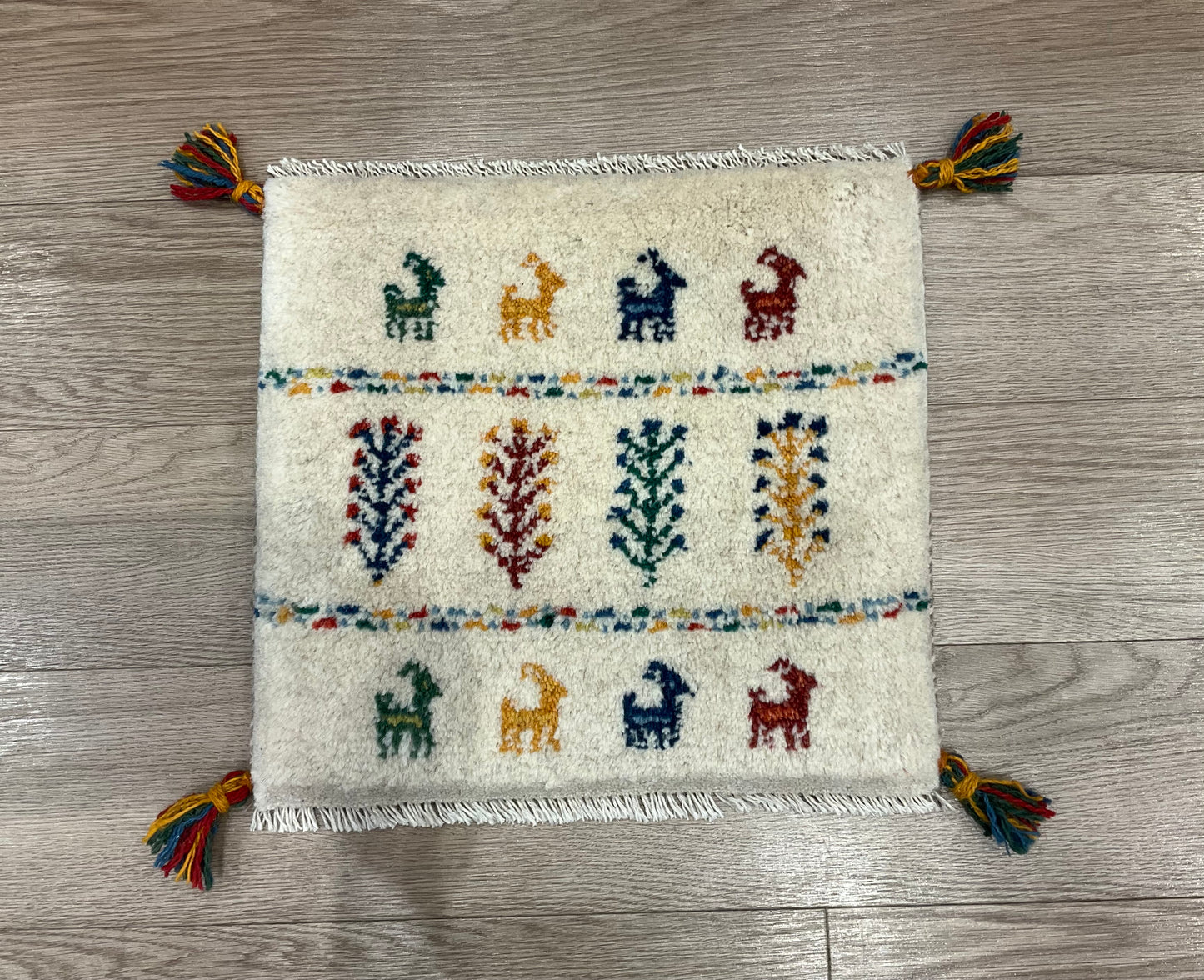 ギャッベ 43cm x 40cm Z1231