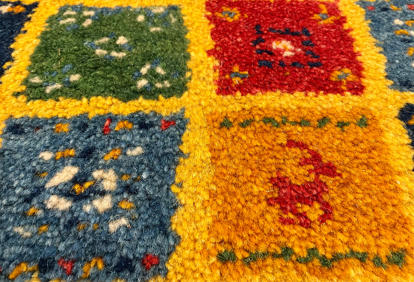 ギャッベ 42cm x 41cm Z1018