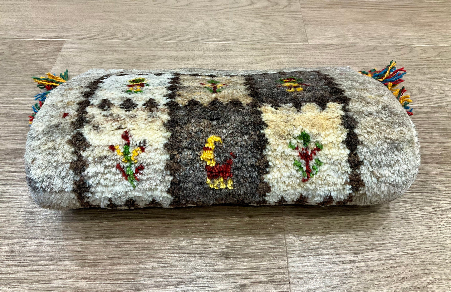 ギャッベ 43cm x 40cm Z1701