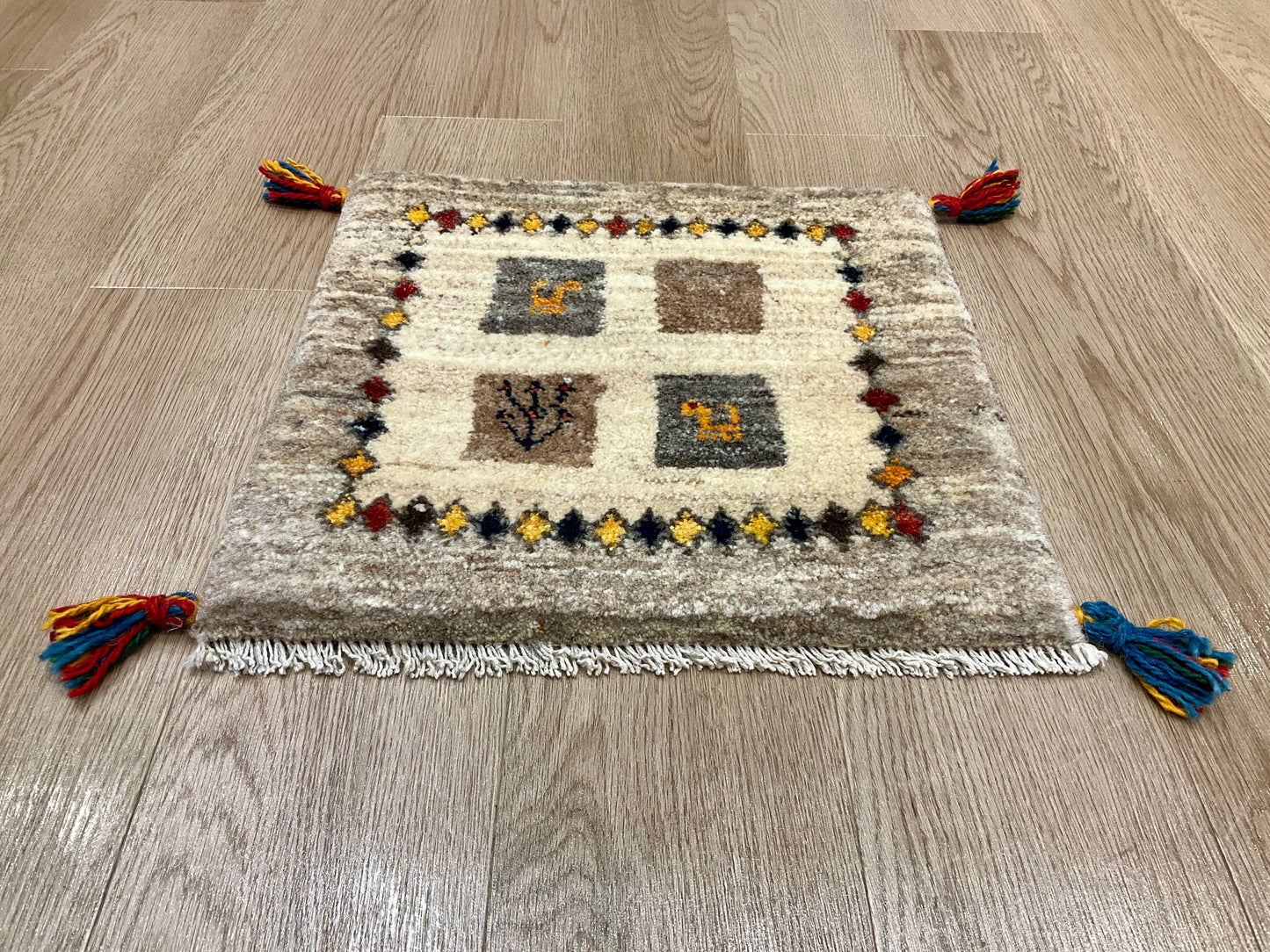 ギャッベ 43cm x 41cm T2044