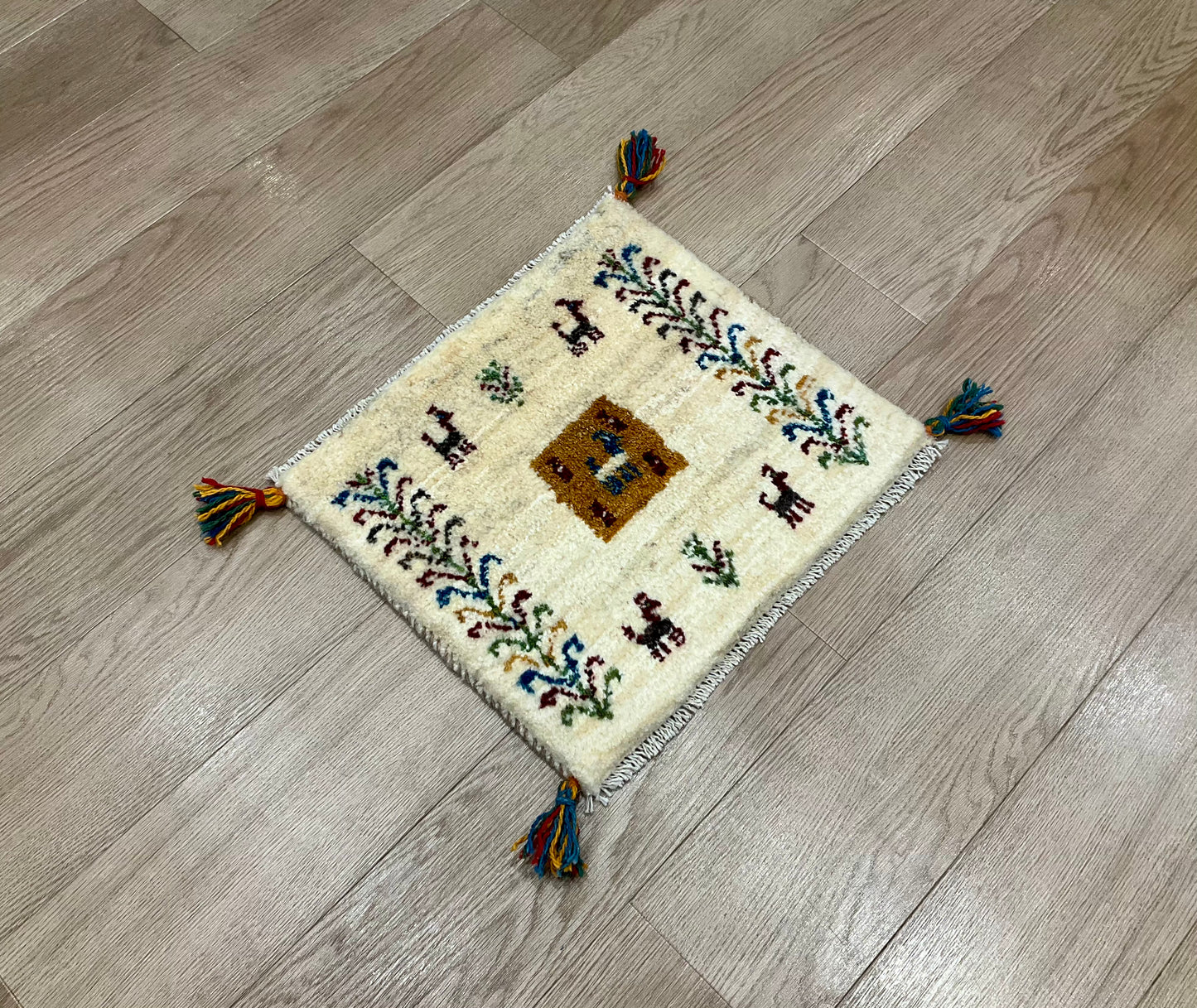 ギャッベ 44cm x 39cm Z1190