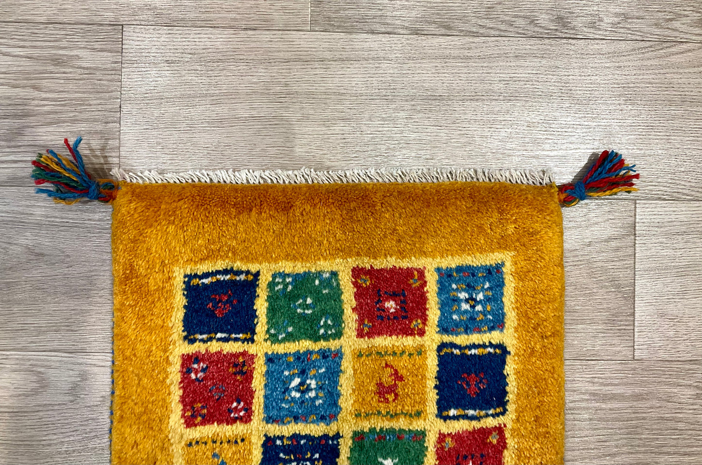 ギャッベ 42cm x 41cm Z1018