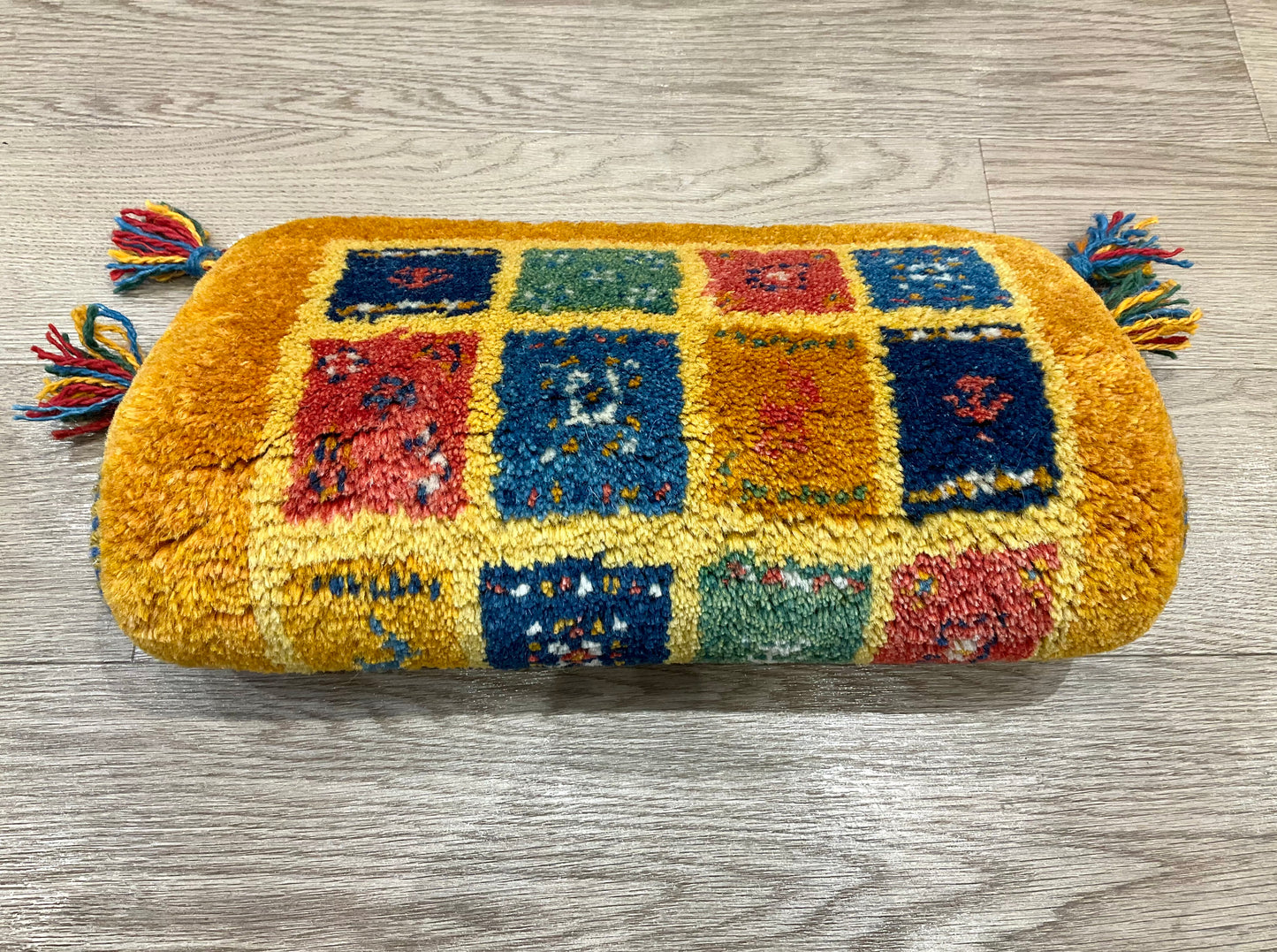 ギャッベ 42cm x 41cm Z1077