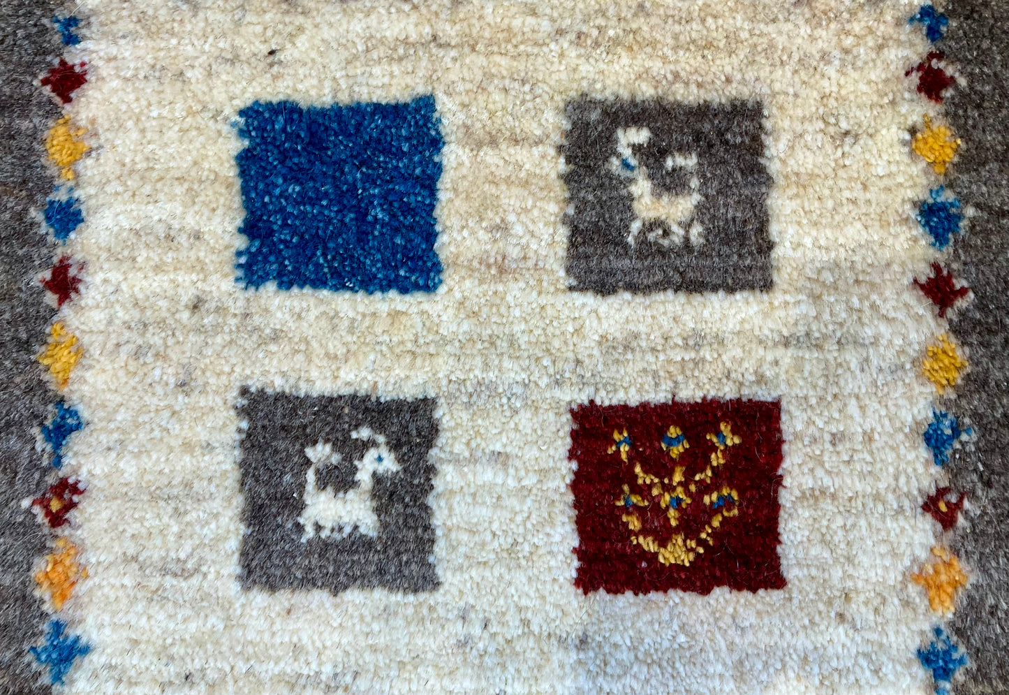 ギャッベ 44cm x 39cm Z1186