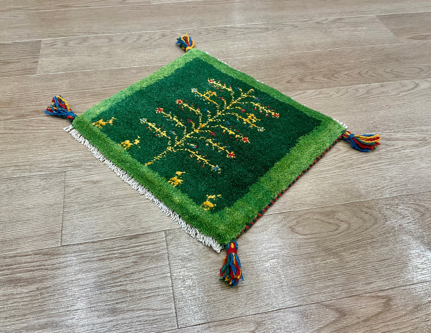 ギャッベ 40cm x 37cm Z921