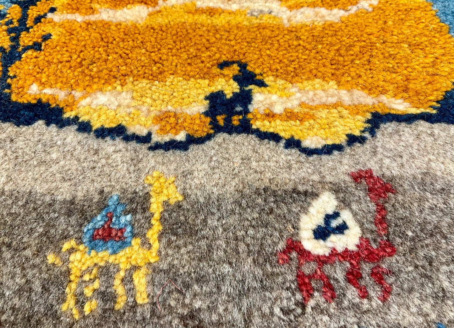 ギャッベ 43cm x 41cm Z779