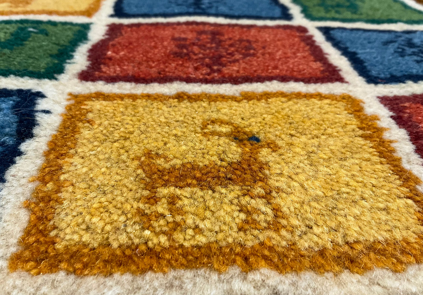 ギャッベ 42cm x 39cm Z1282