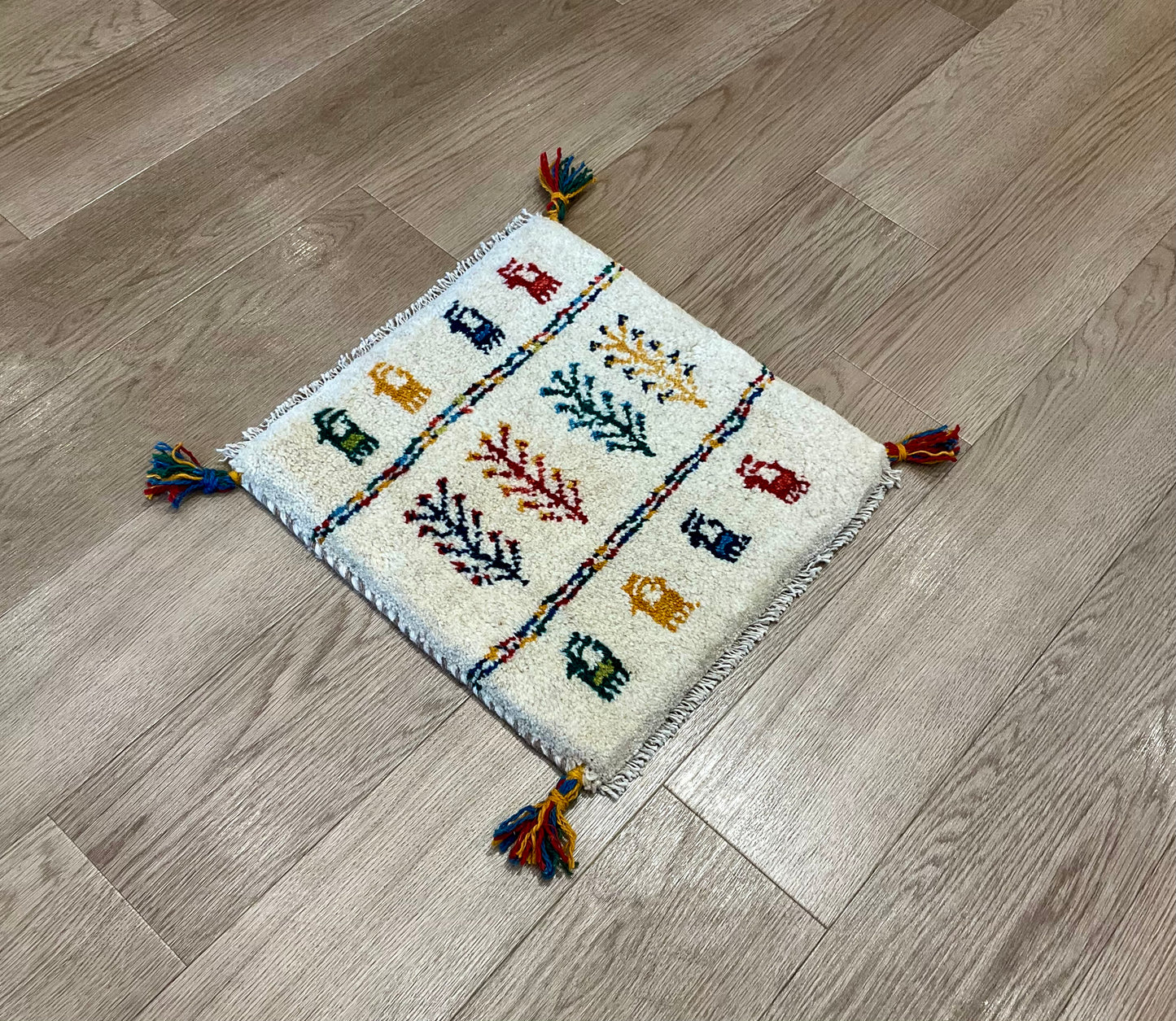 ギャッベ 40cm x 41cm Z1425