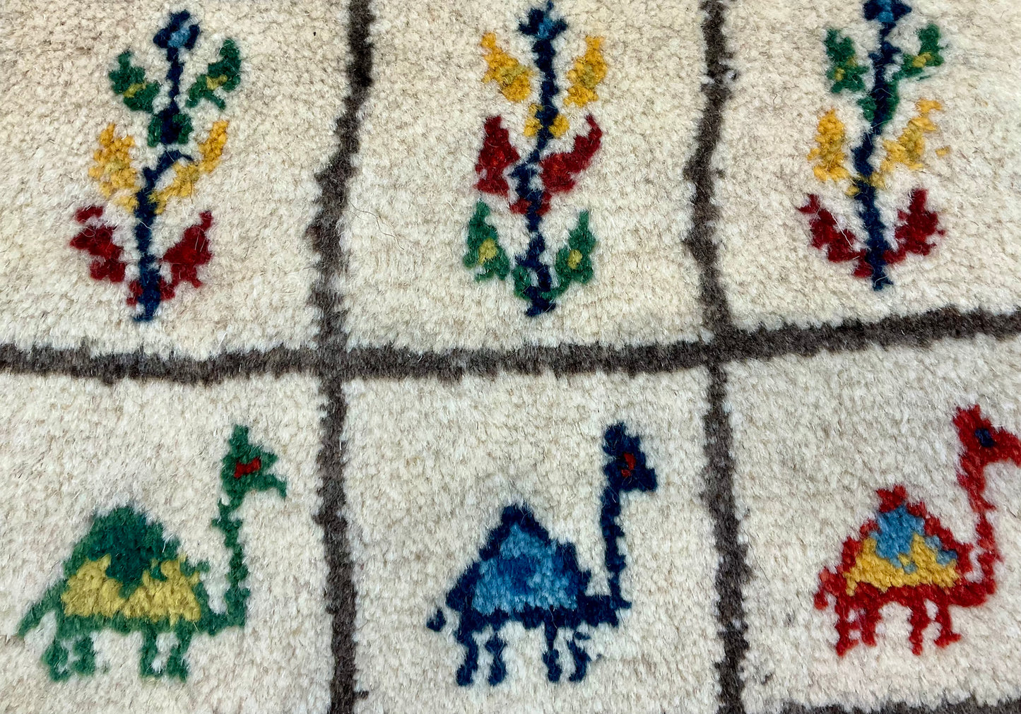 ギャッベ 43cm x 40cm Z1566