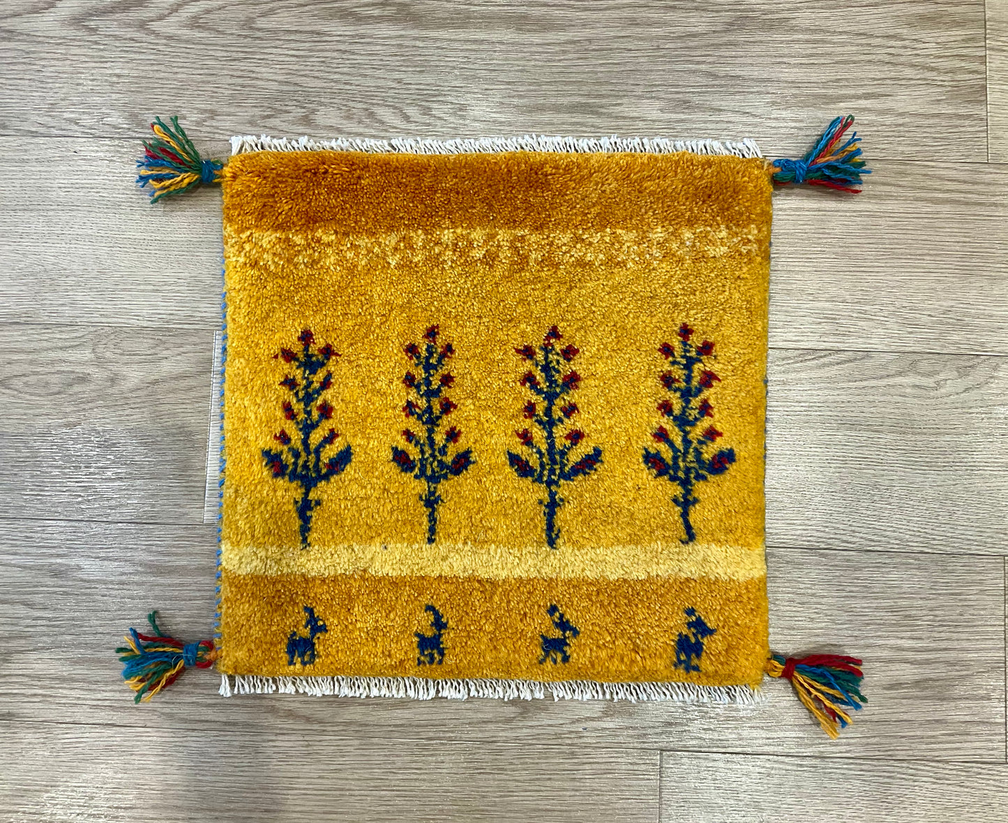 ギャッベ 42cm x 40cm Z996