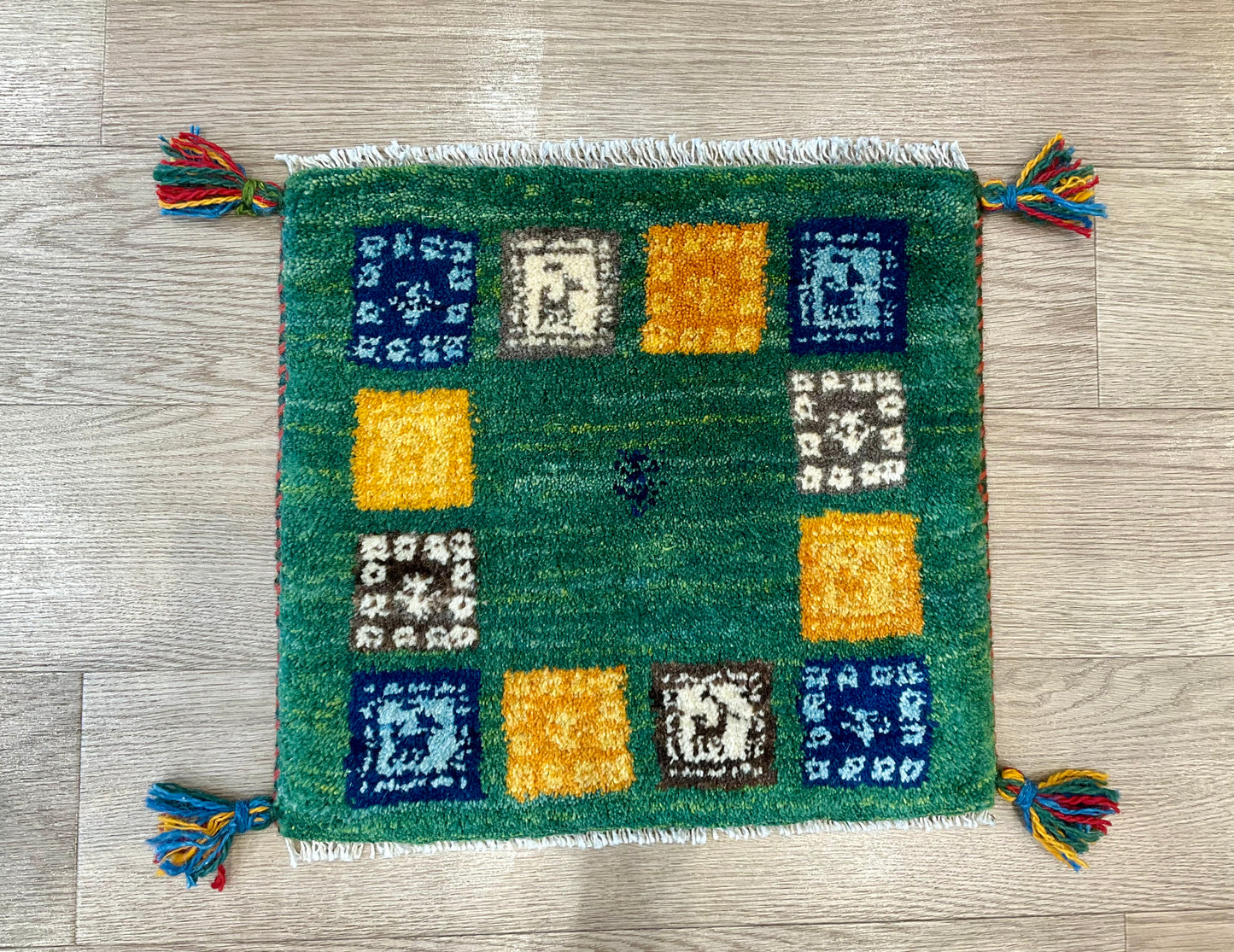 ギャッベ 42cm x 39cm Z875