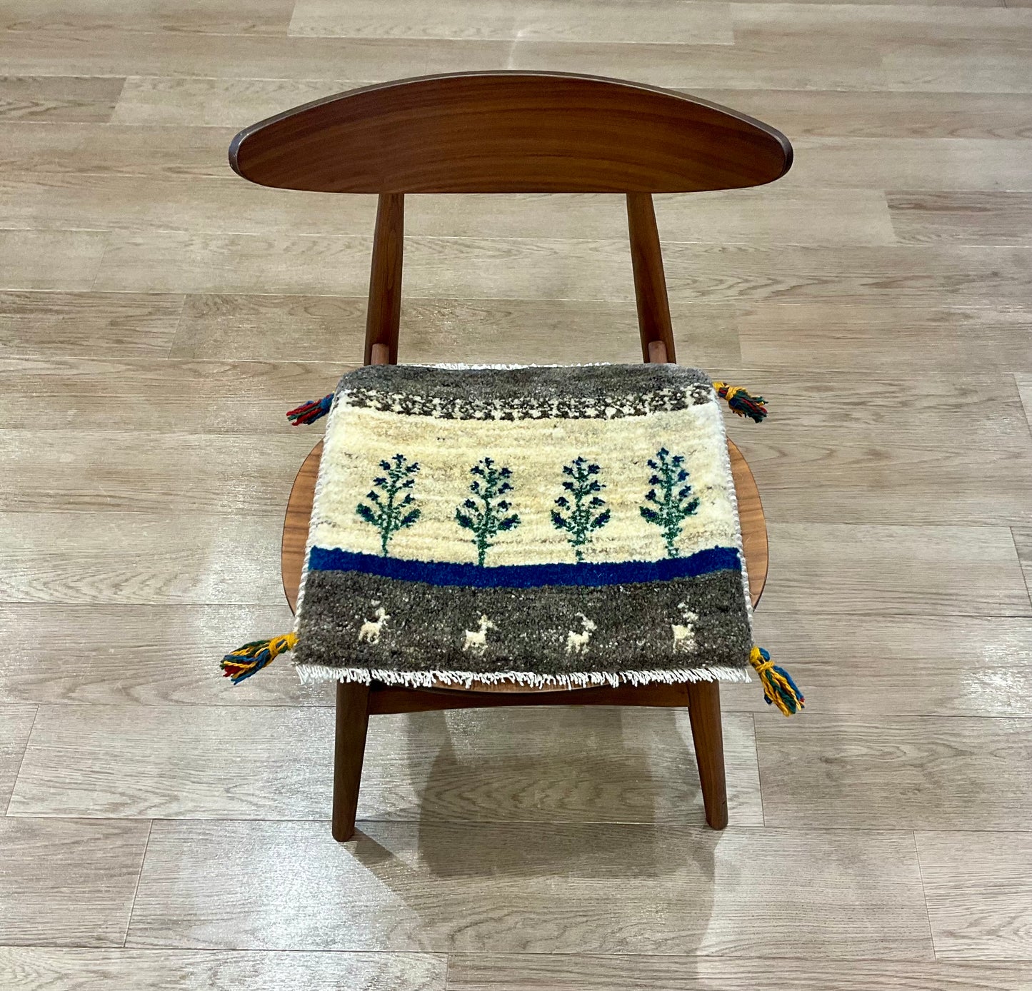 ギャッベ 43cm x 40cm Z106