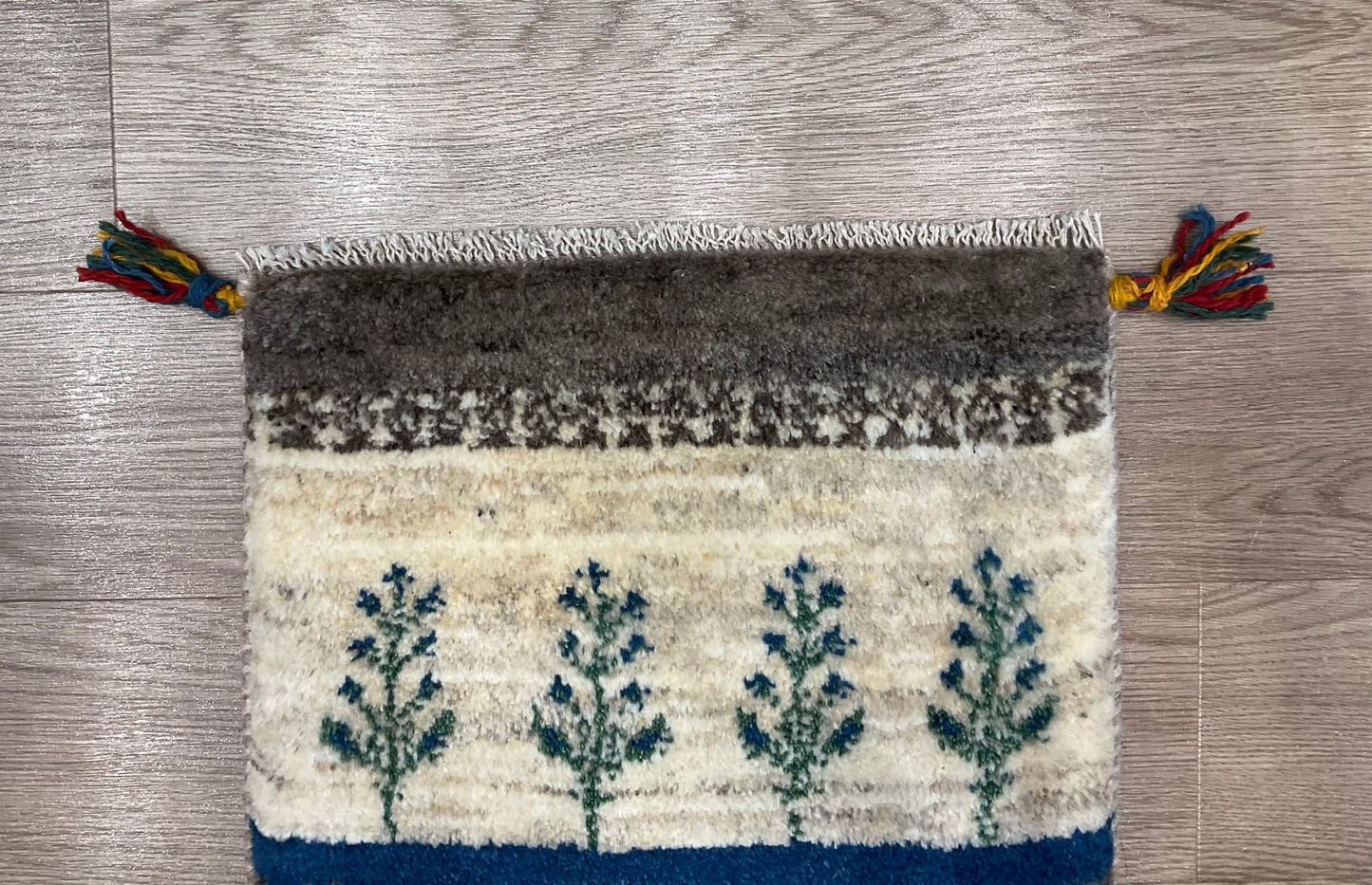 ギャッベ 43cm x 40cm Z106