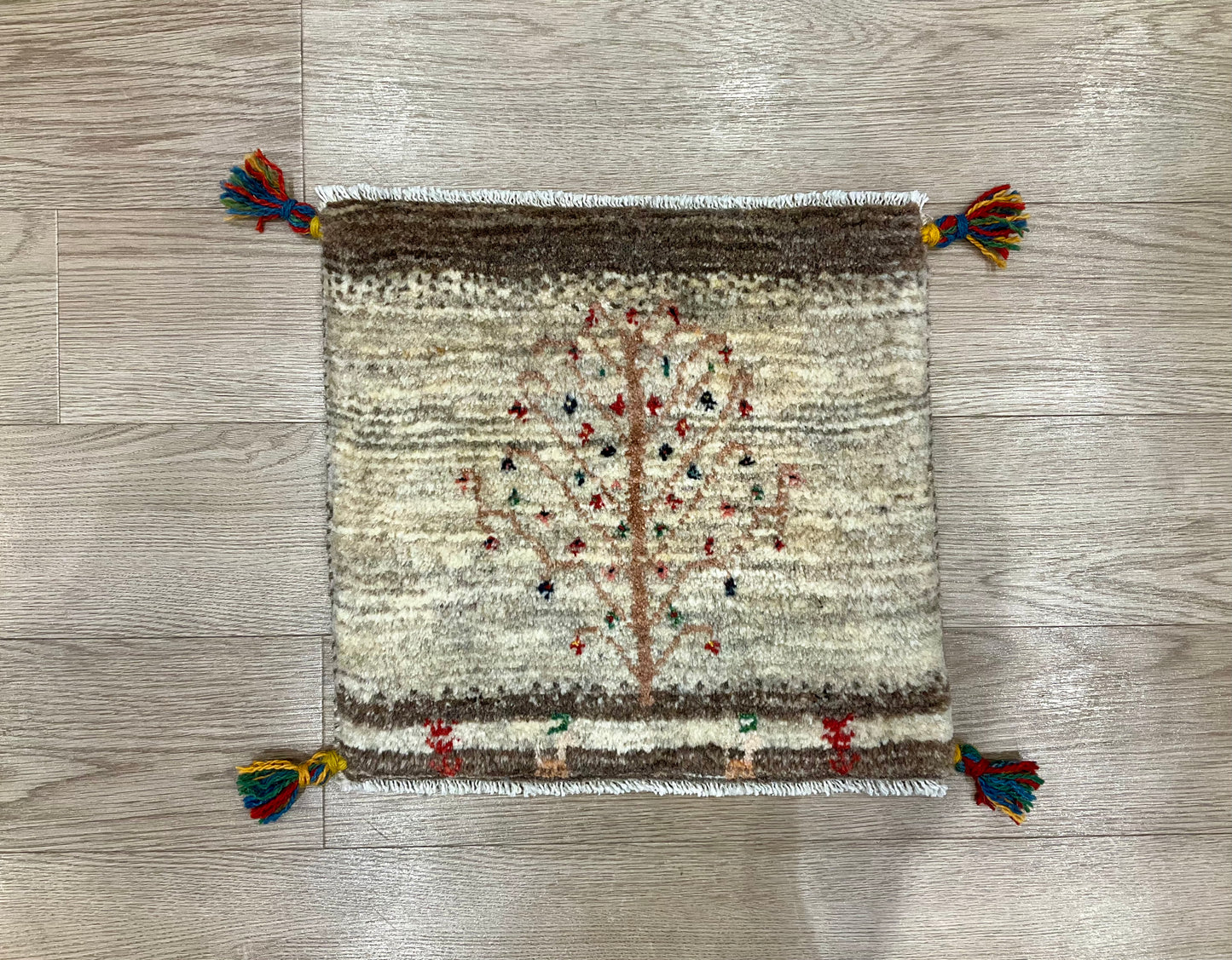 ギャッベ 43cm x 41cm Z1812