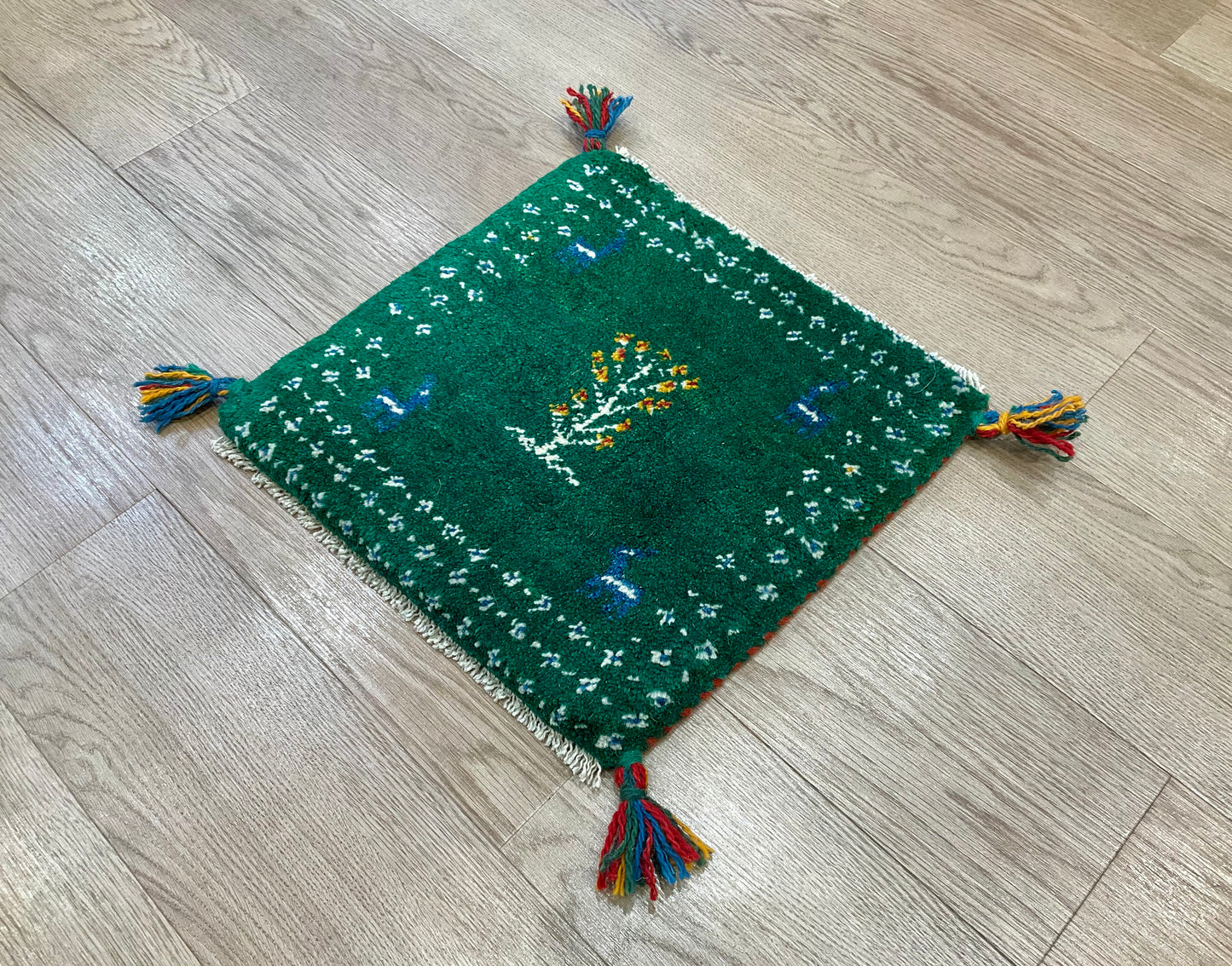 ギャッベ 40cm x 39cm Z964