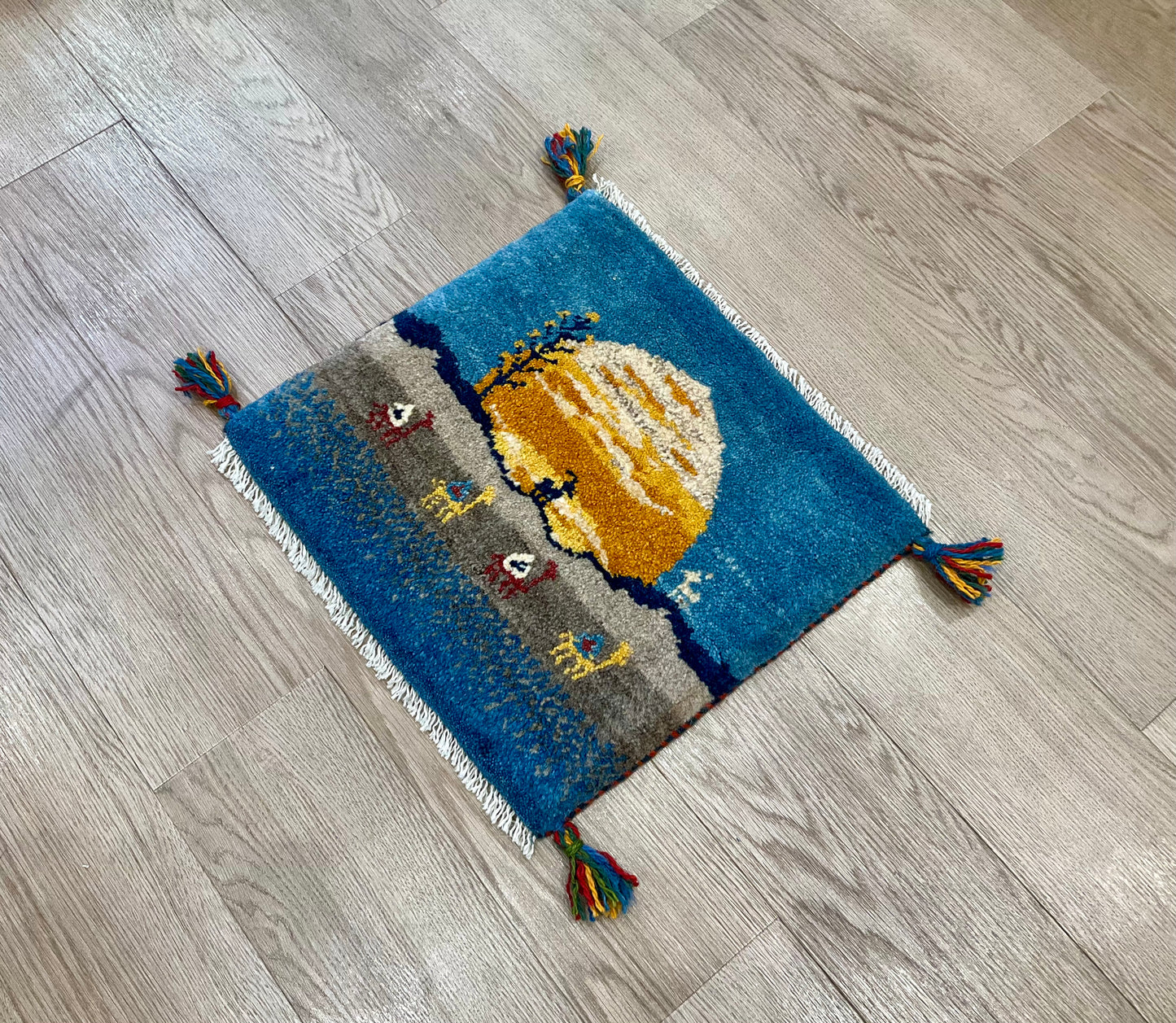 ギャッベ 43cm x 41cm Z779