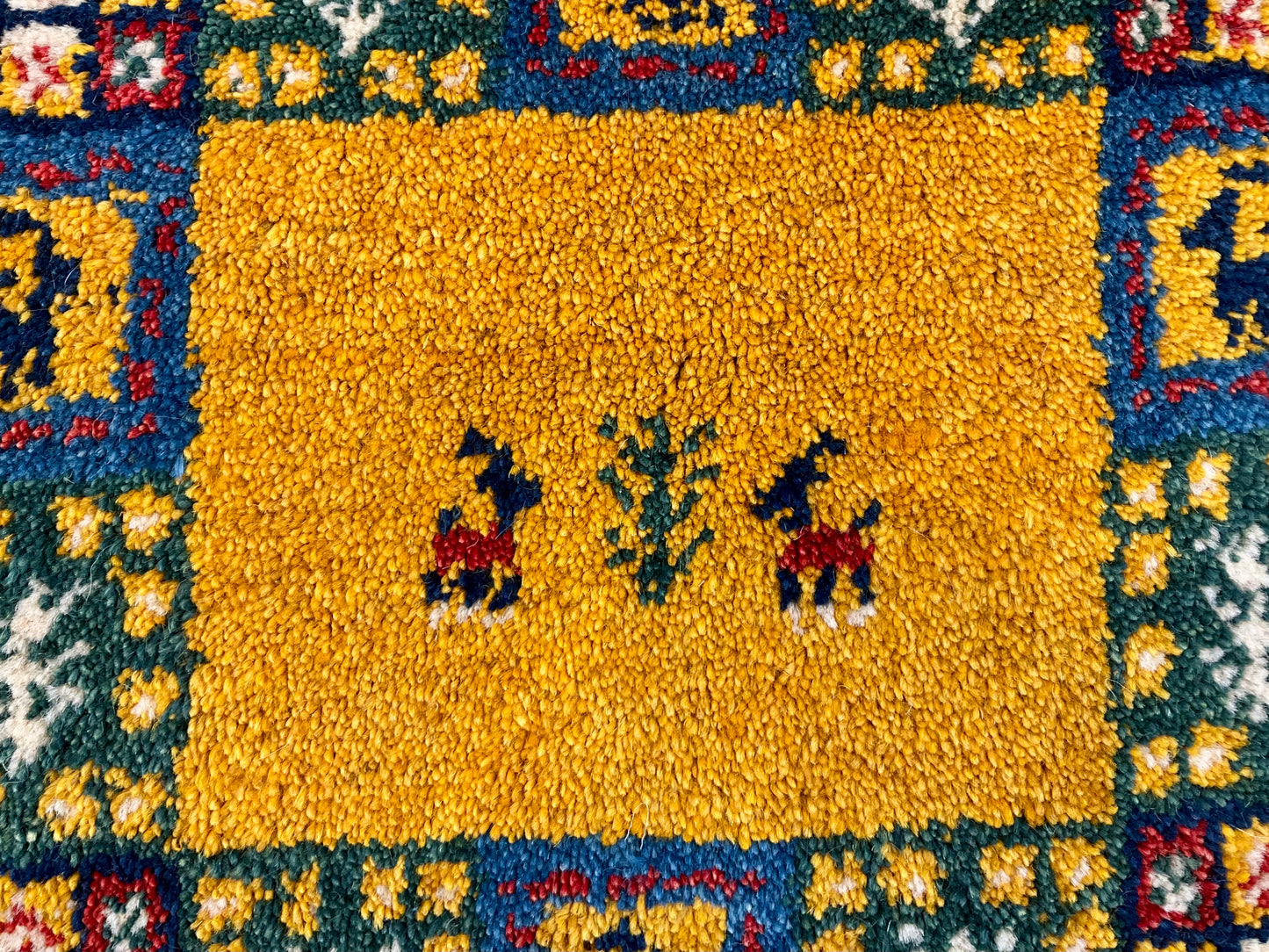 ギャッベ 41cm x 40cm T3856