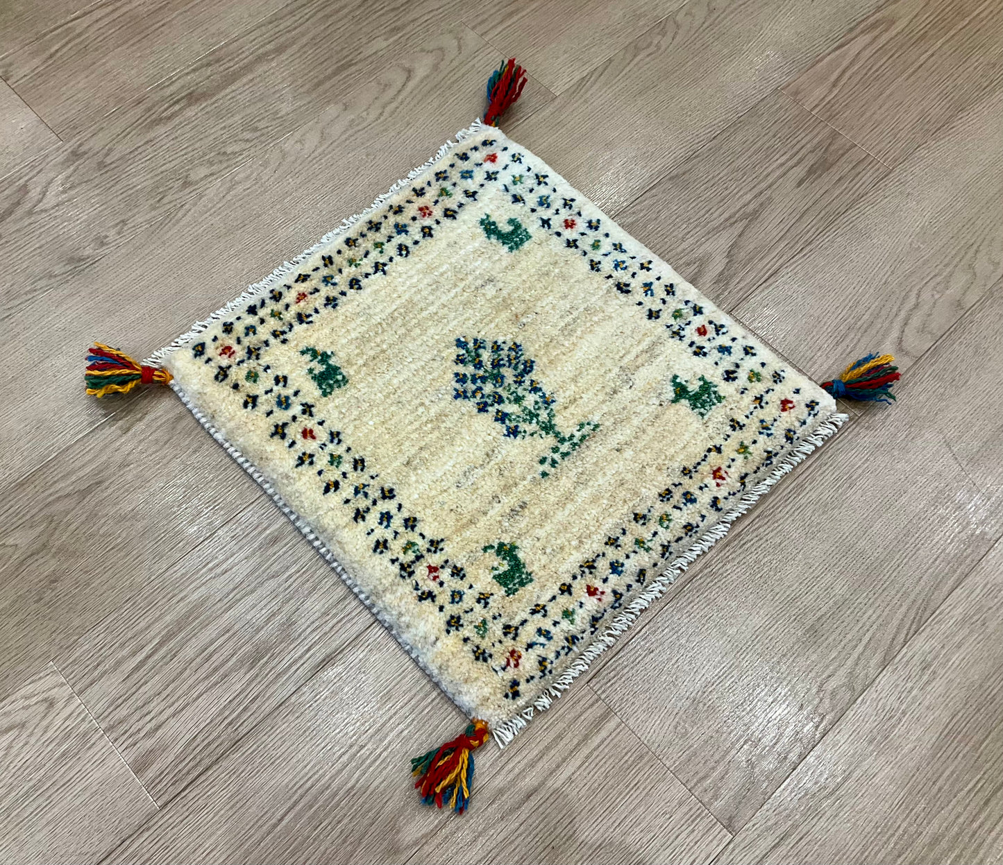 ギャッベ 45cm x 43cm Z210