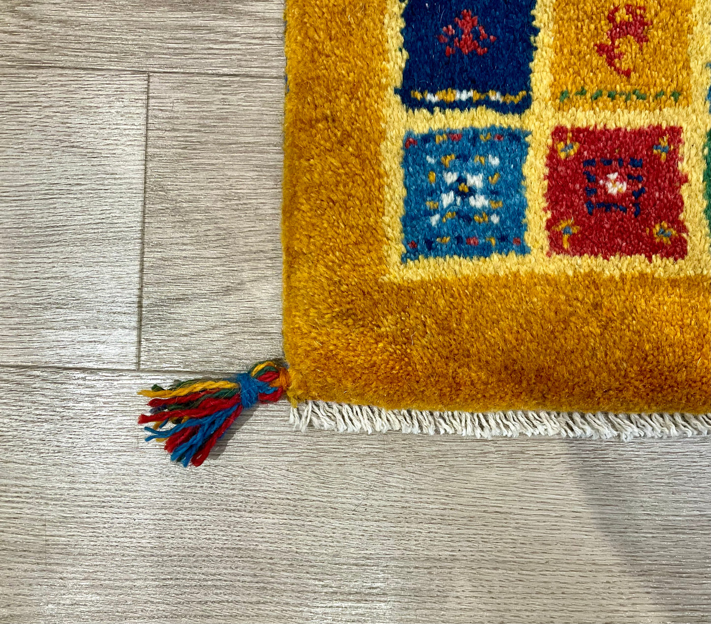 ギャッベ 42cm x 41cm Z1018