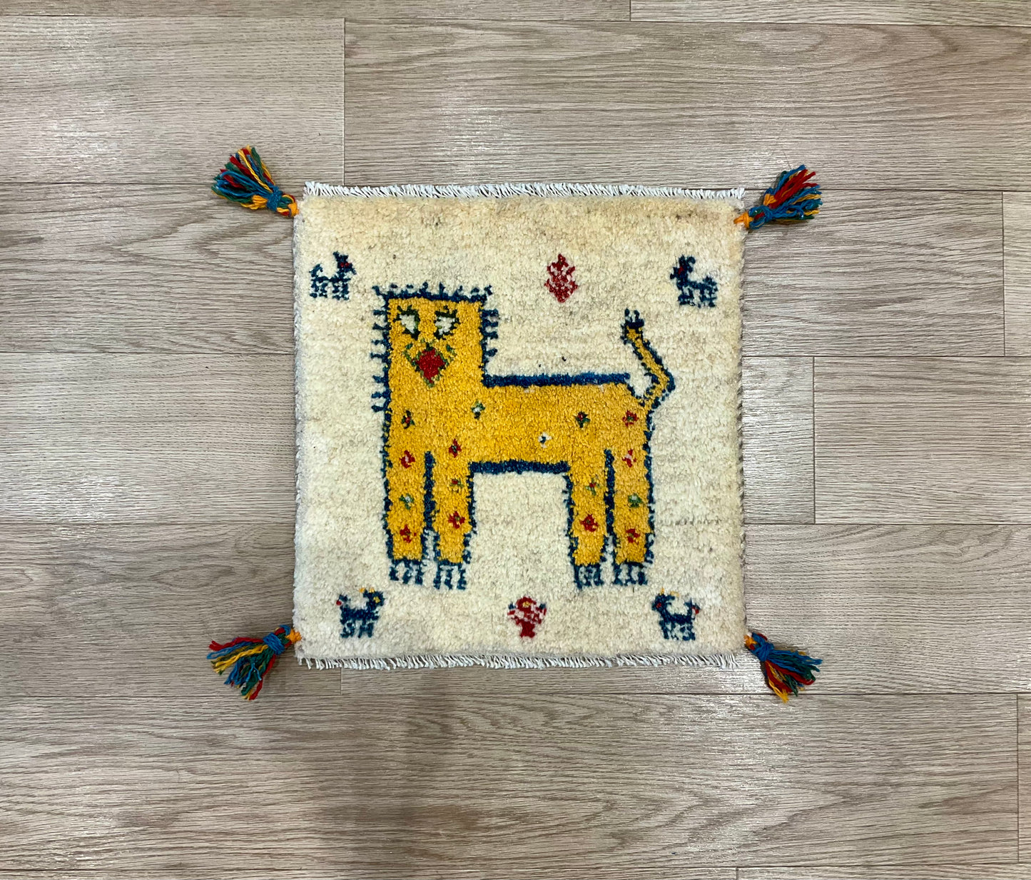 ギャッベ 41cm x 40cm Z1497