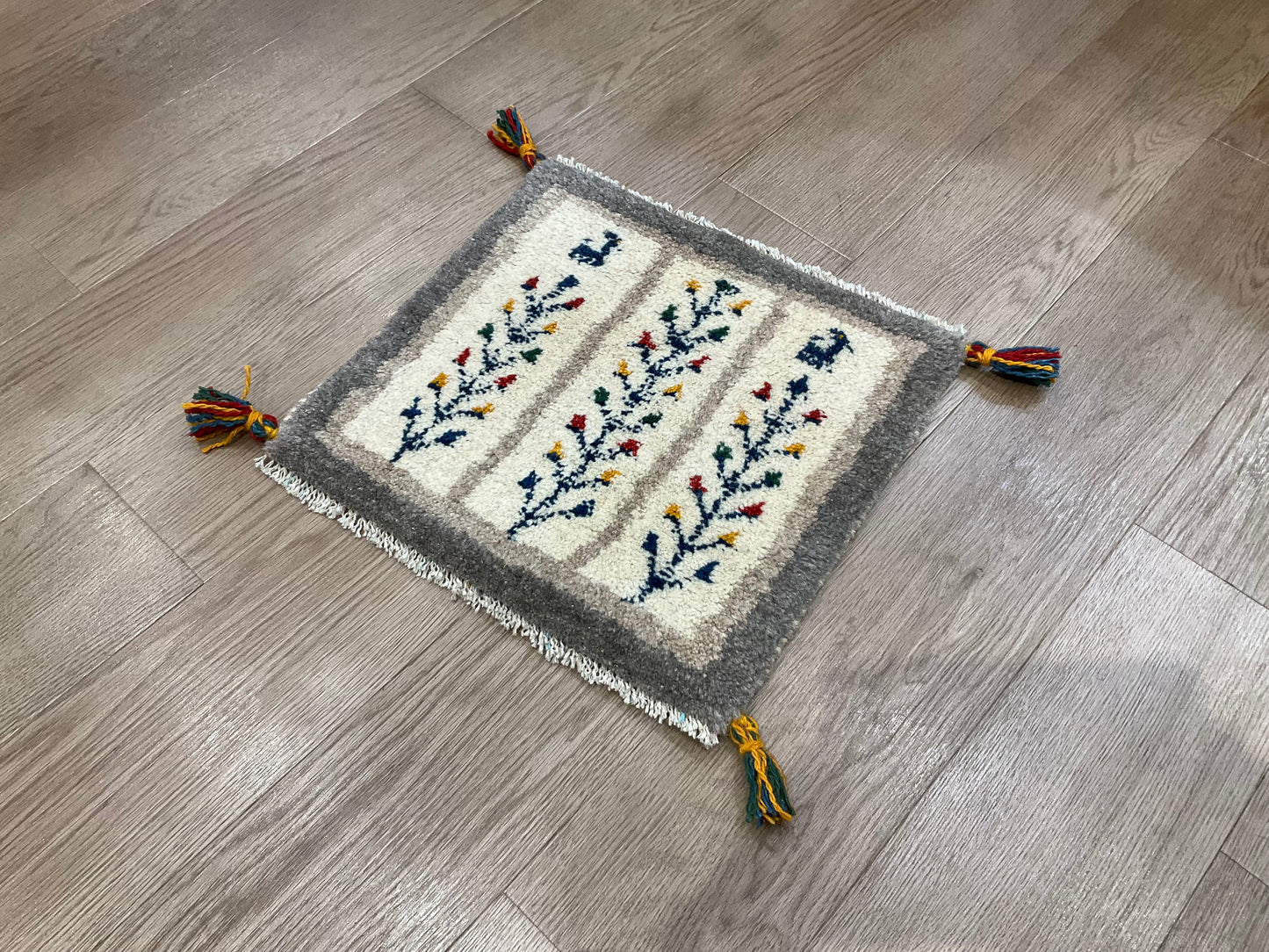 ギャッベ 41cm x 39cm Z1585