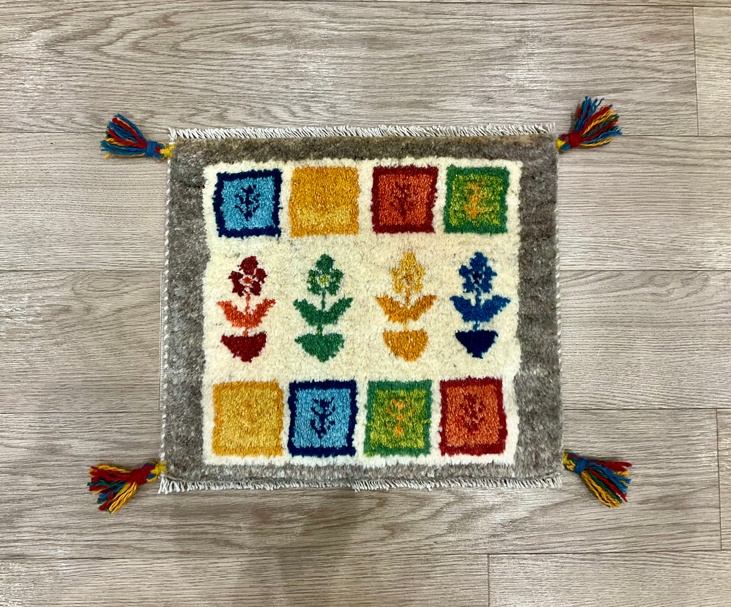 ギャッベ 43cm x 37cm Z1299