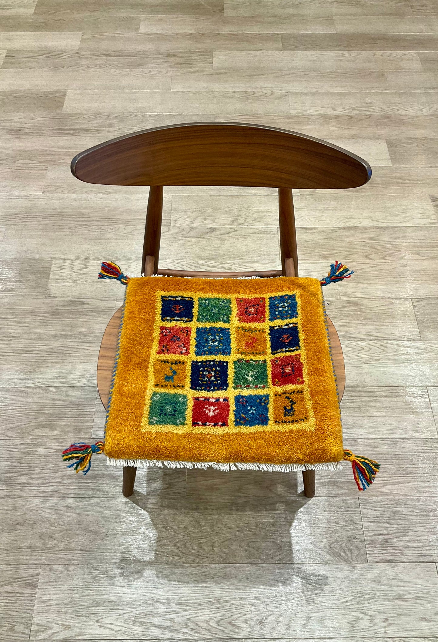 ギャッベ 42cm x 41cm Z1077