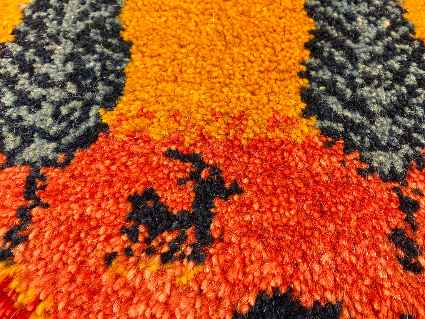 ギャッベ 43cm x 39cm Z803