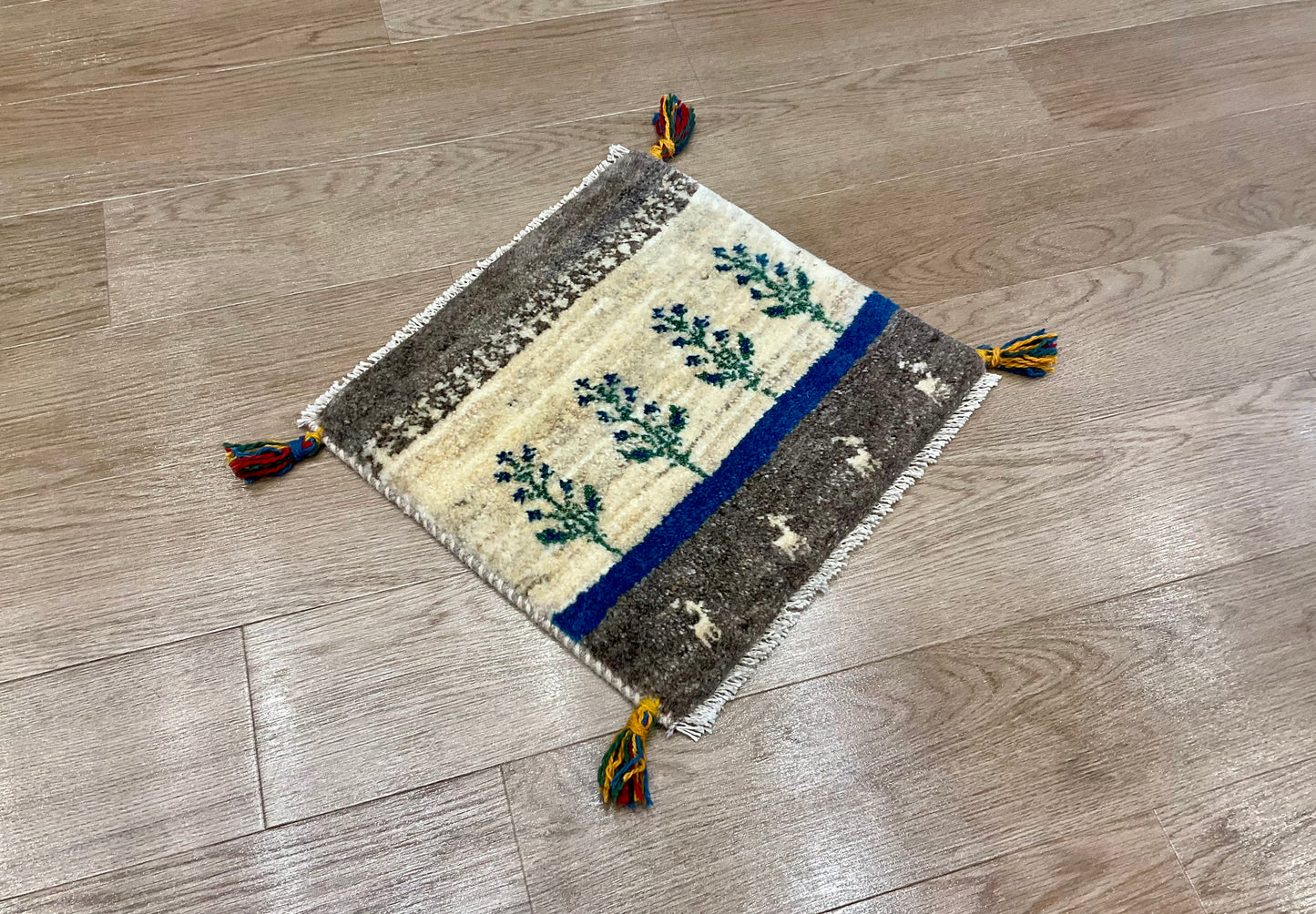 ギャッベ 43cm x 40cm Z106