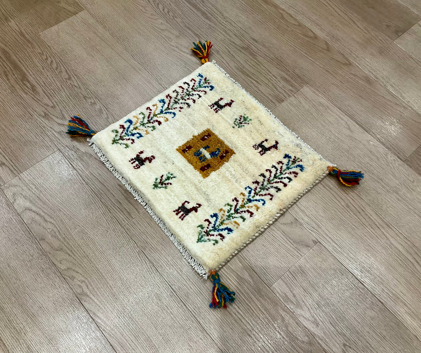 ギャッベ 44cm x 39cm Z1190