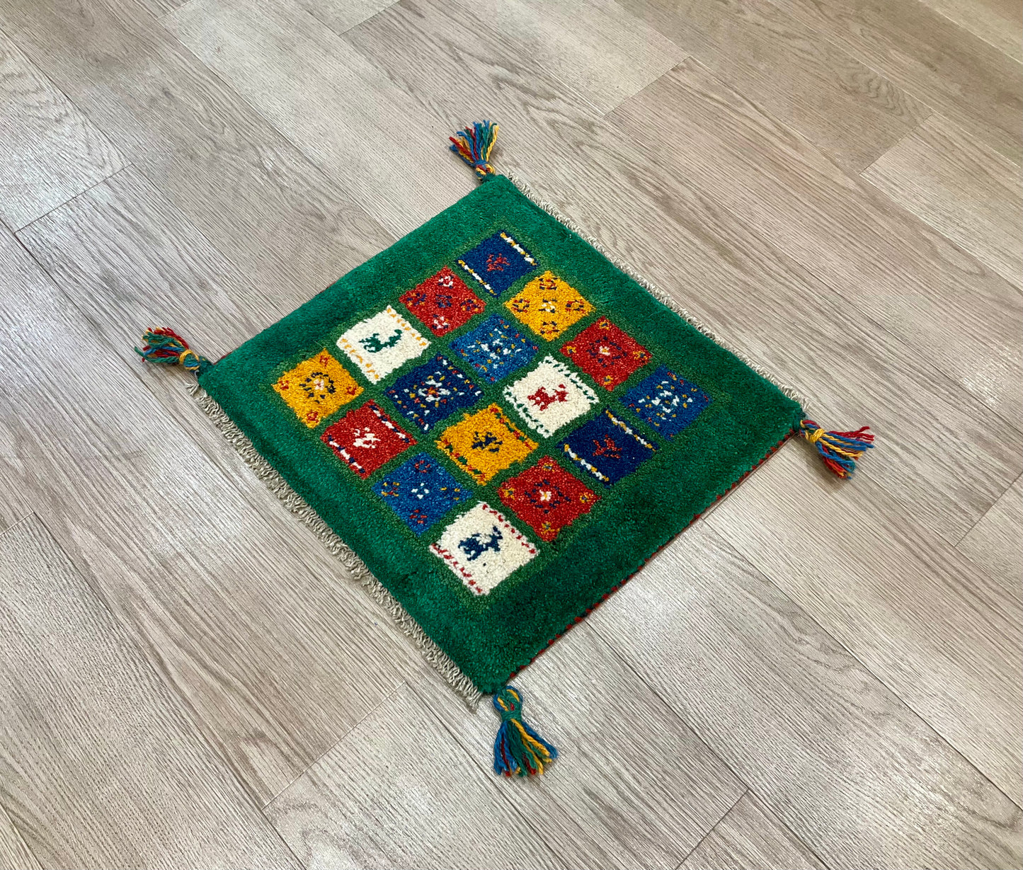 ギャッベ 43cm x 41cm Z1908