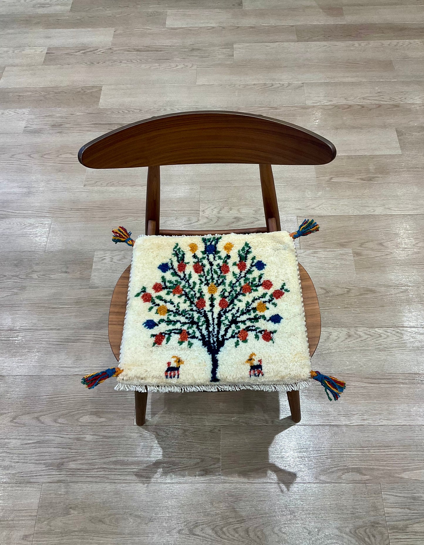 ギャッベ 41cm x 40cm Z1496