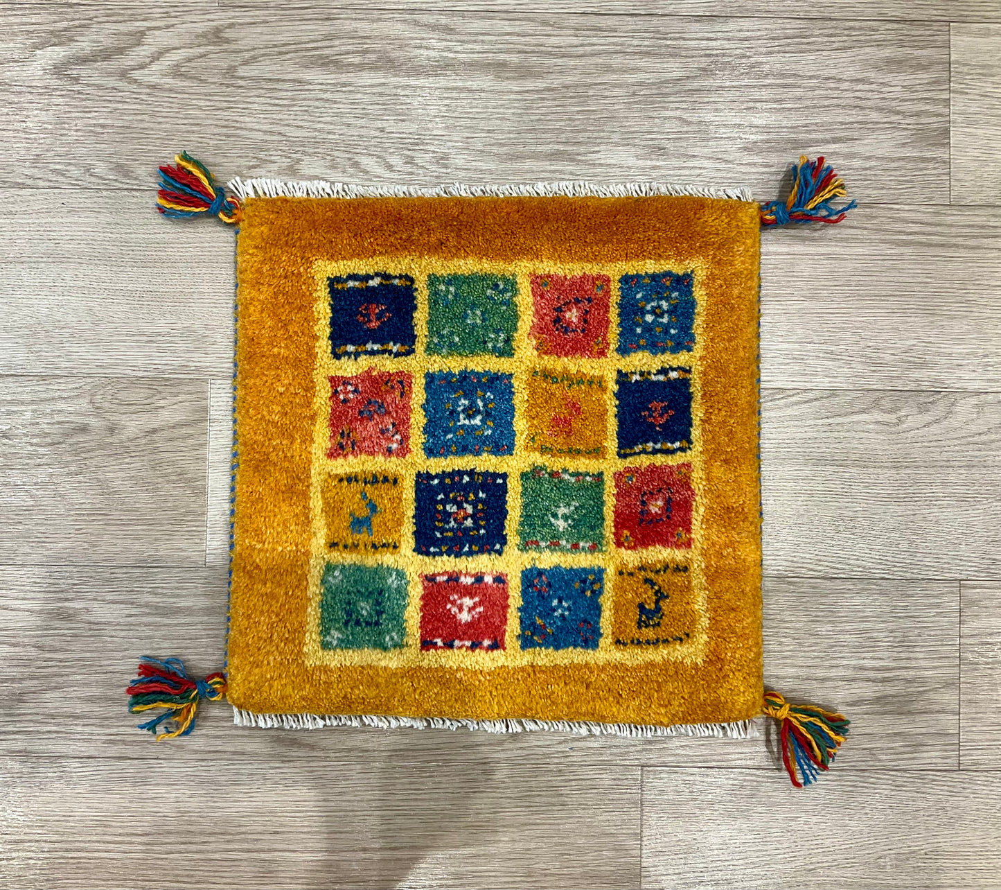 ギャッベ 42cm x 41cm Z1077
