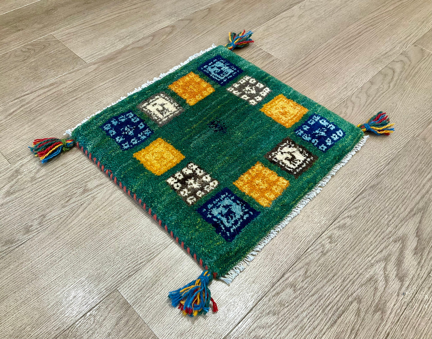 ギャッベ 42cm x 39cm Z875